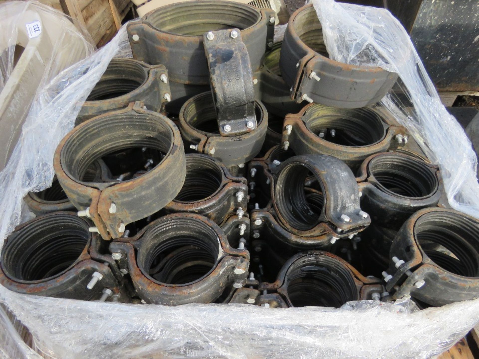 PALLET CONTAINING CAST IRON PIPE COUPLINGS: 82NO 100MM AND 4 X 150MM PLUS 4 X 225MM DIAMETER APPROX. - Image 3 of 3