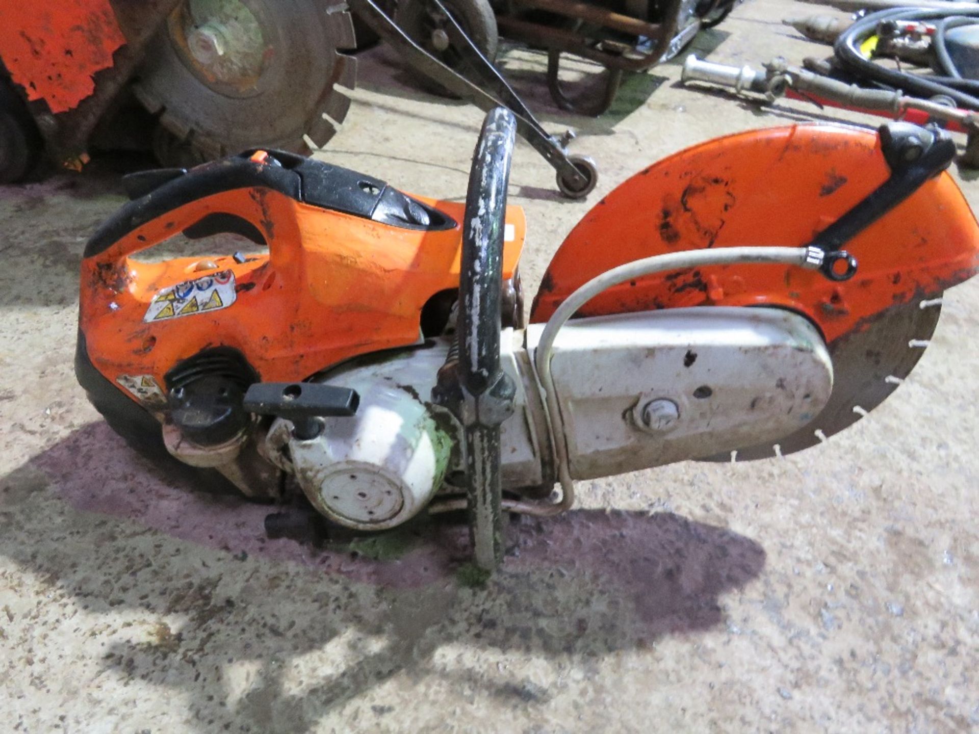 STIHL TS410 PETROL ENGINED CUT OFF SAW. THIS LOT IS SOLD UNDER THE AUCTIONEERS MARGIN SCHEME, THE - Image 3 of 5
