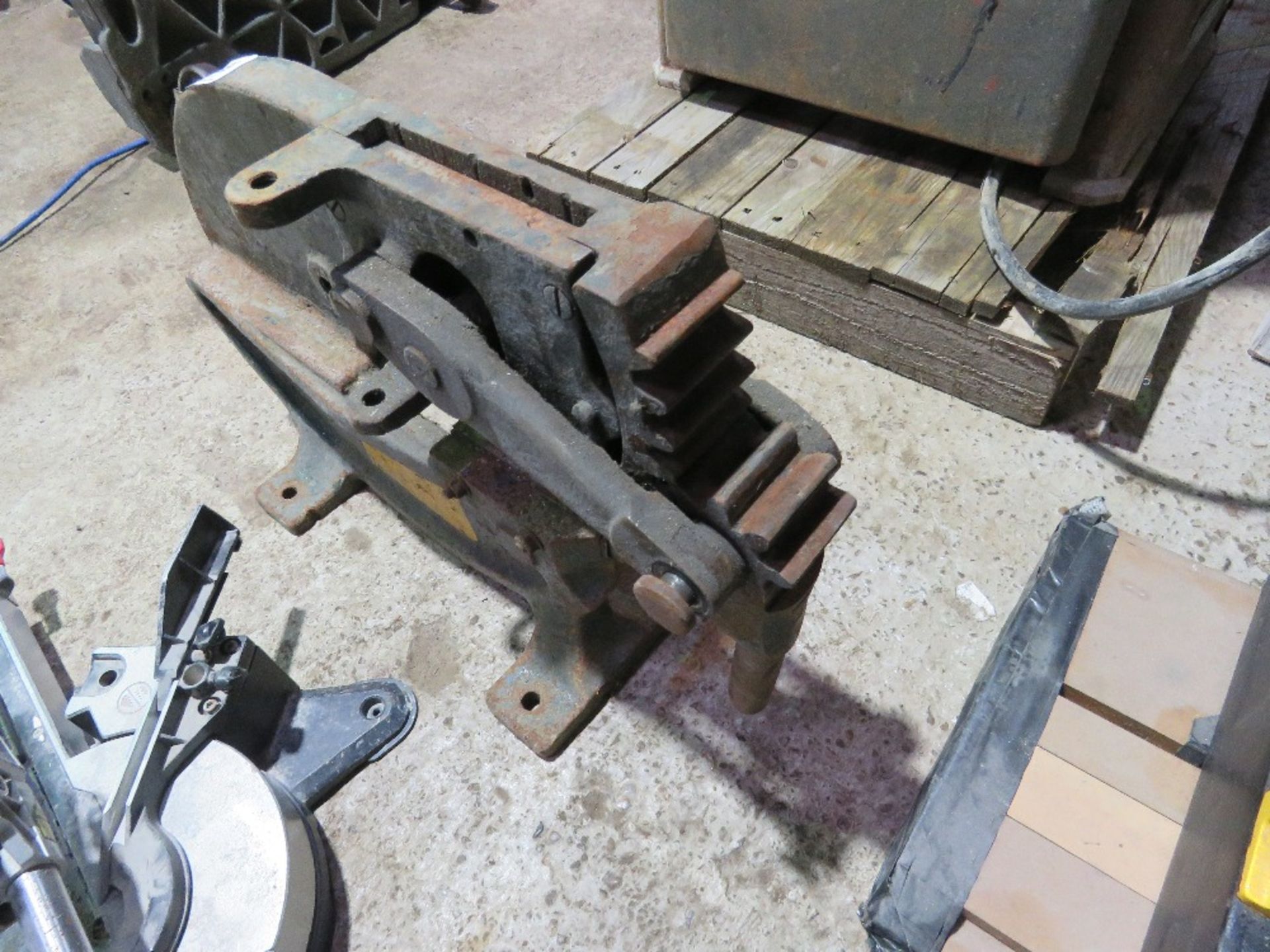 HEAVY DUTY RATCHET TYPE GUILLOTENE. THIS LOT IS SOLD UNDER THE AUCTIONEERS MARGIN SCHEME, THEREFORE - Bild 3 aus 3