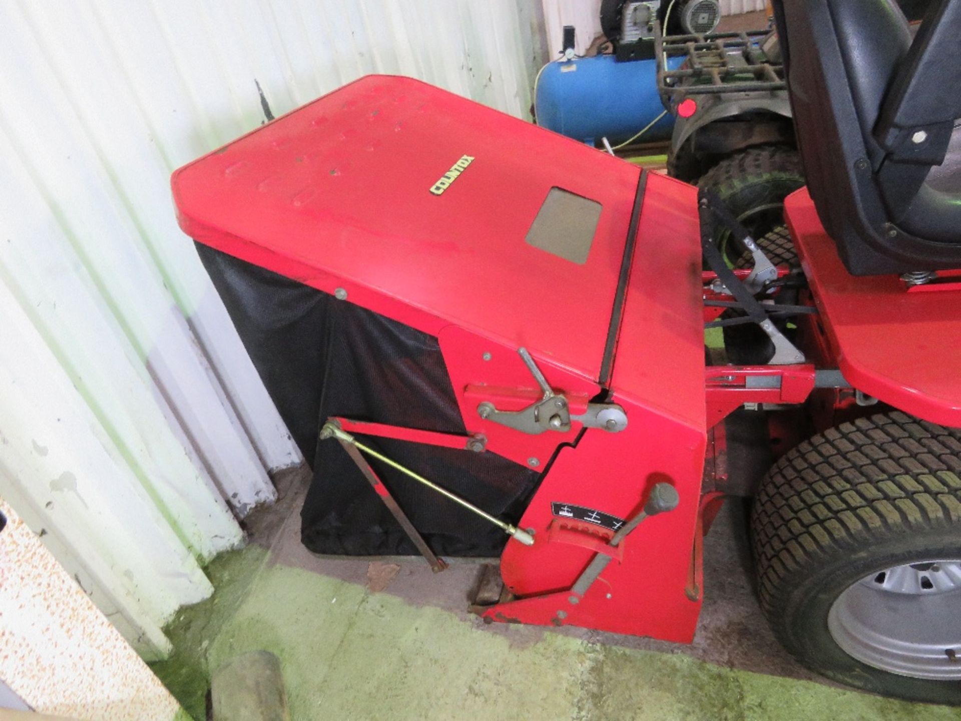 COUNTAX D1850 DIESEL ENGINED RIDE ON MOWER WITH REAR COLLECTOR AND ELECTRIC HEIGHT CONTROL. 292 REC - Image 5 of 10