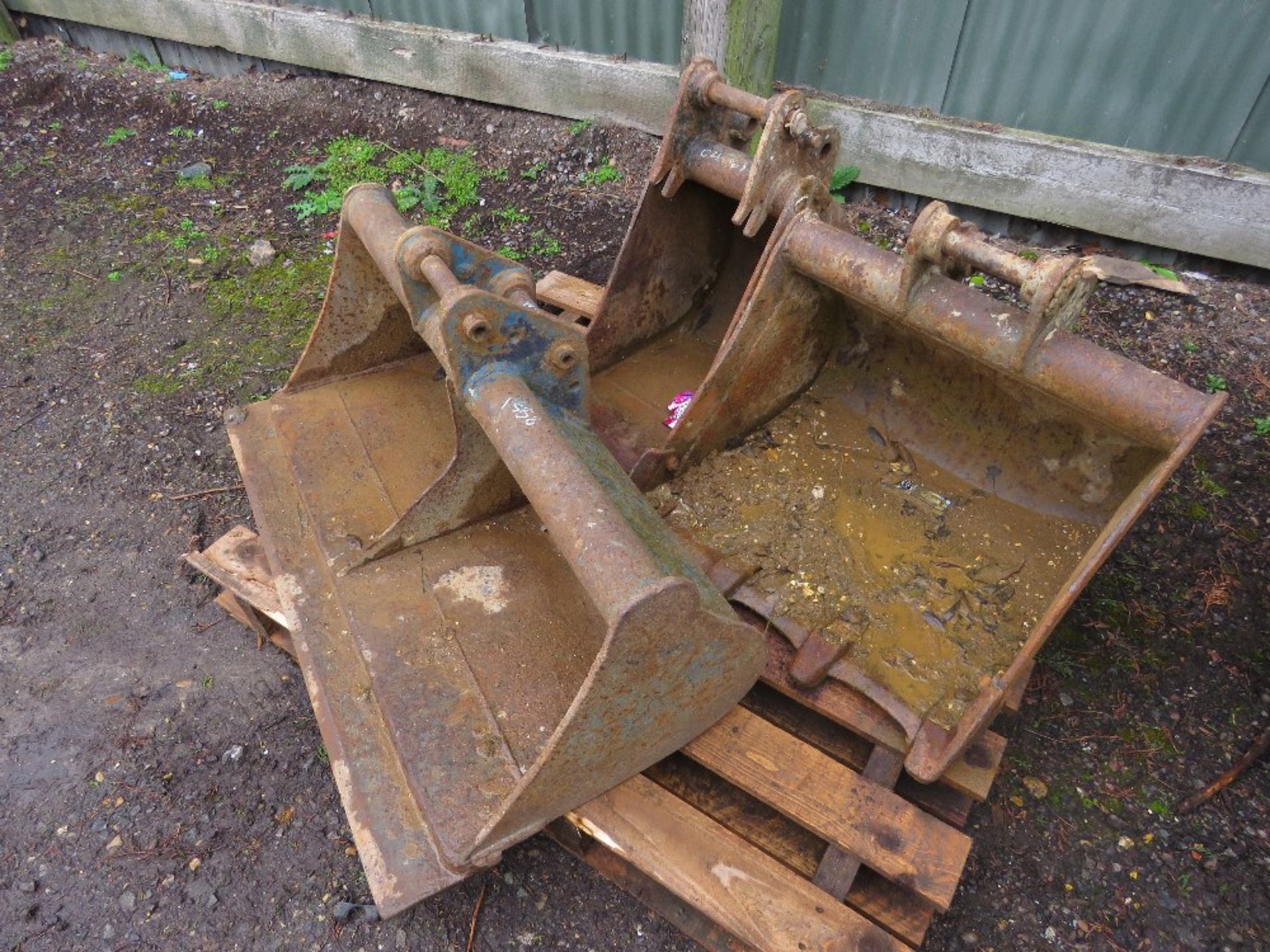 SET OF 3NO EXCAVATOR BUCKETS 30MM PINS, 3FT, 2FT AND 12". THIS LOT IS SOLD UNDER THE AUCTIONEERS - Image 2 of 3