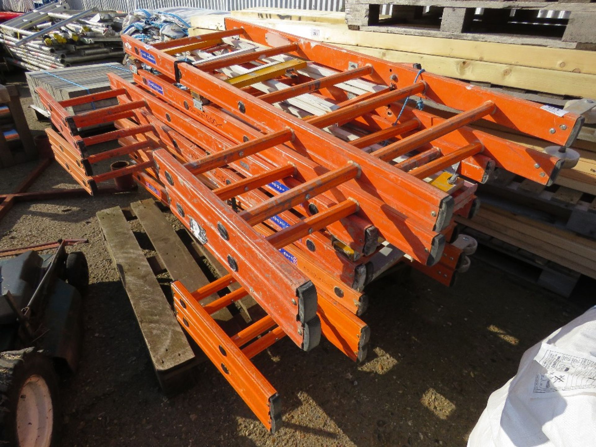 4 X CLOW GRP PODIUM FRAMES, APPEAR LITTLE USED. REQUIRE PLATFORMS. THIS LOT IS SOLD UNDER THE AUC - Image 3 of 4