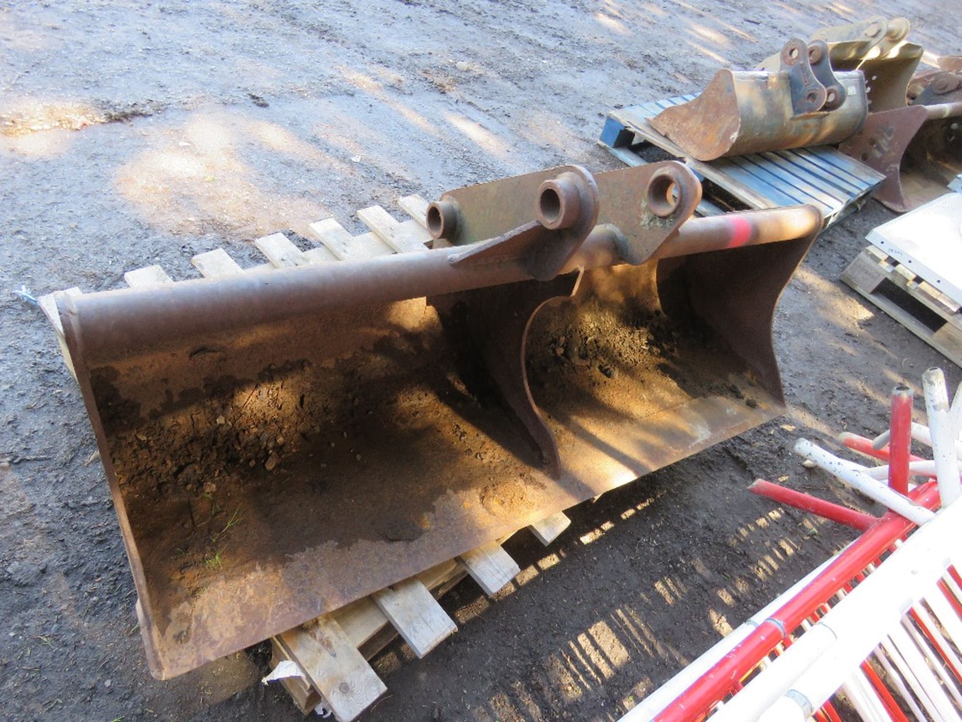 EXCAVATOR GRADING BUCKET: 5FT WIDTH ON 45MM PINS APPROX. - Image 2 of 2