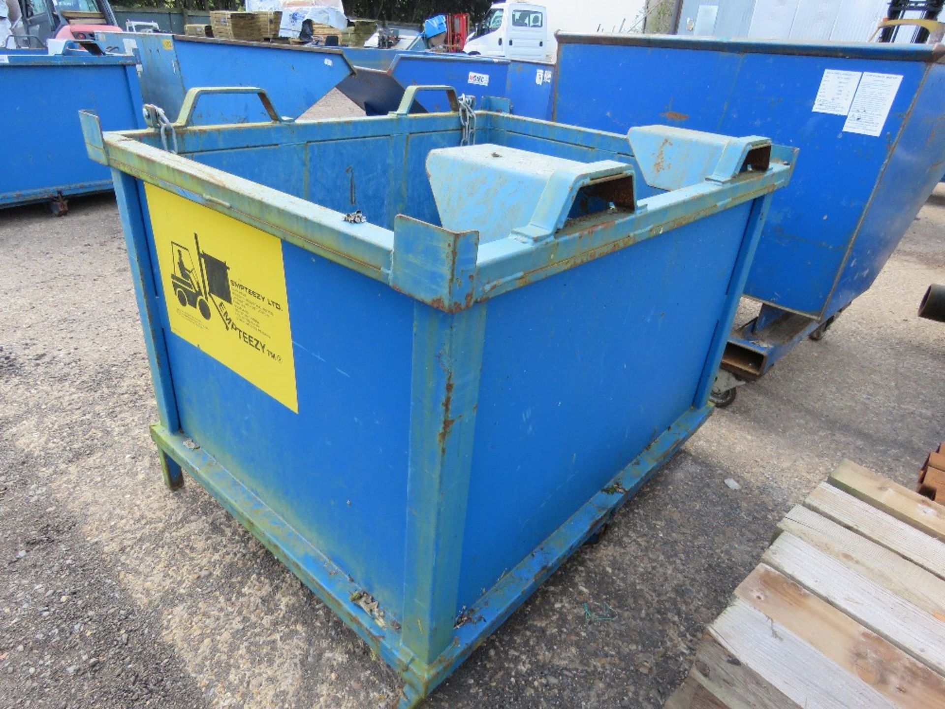 EMPTEEZY FORKLIFT MOUNTED BOTTOM EMTYING SKIP, 1250KG RATED CAPACITY. LIGHT WEIGHT PREVIOUS USEAGE. - Image 3 of 6