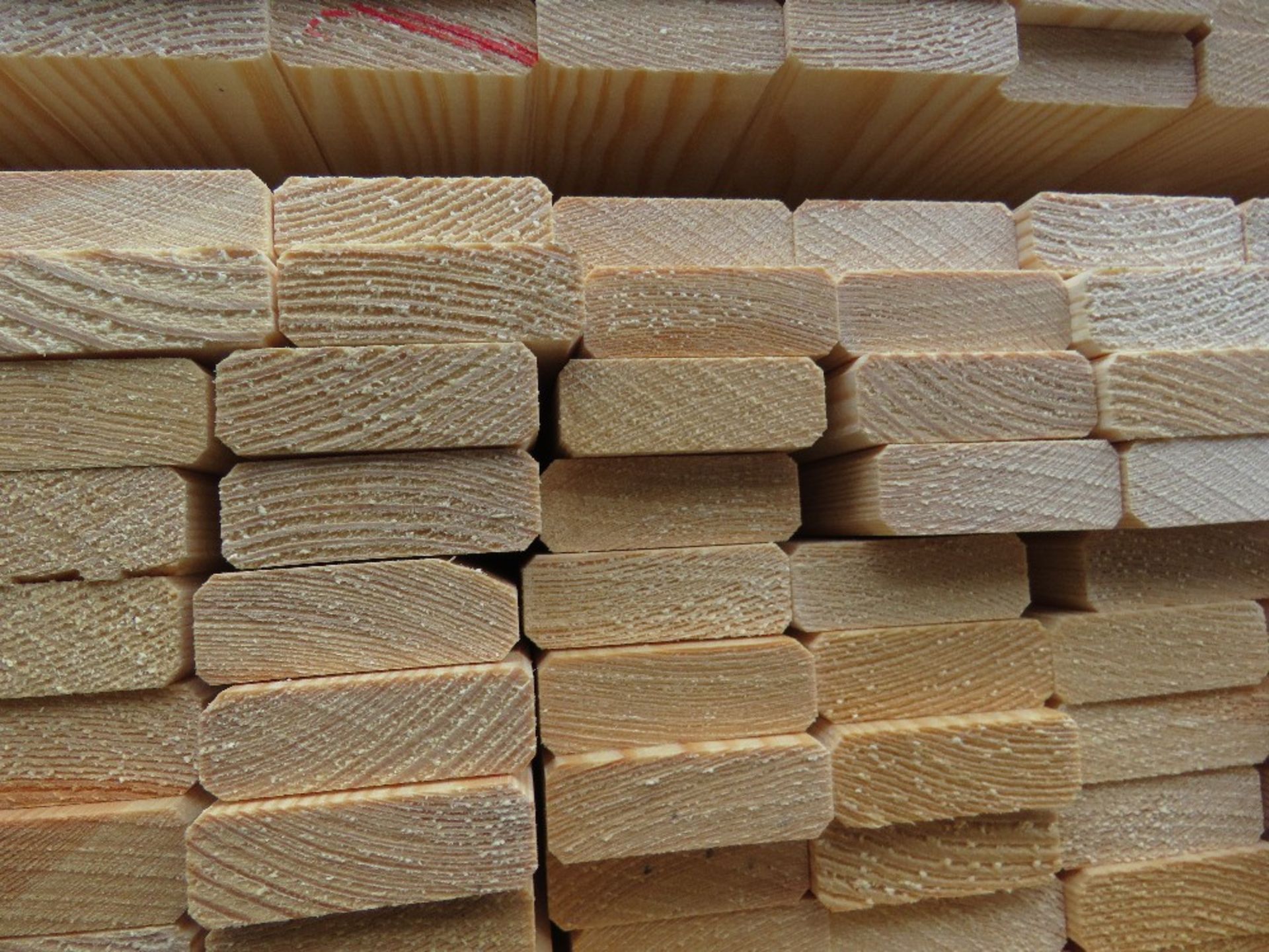 EXTRA LARGE PACK OF UNTREATED VENETIAN PALE FENCE CLADDING SLATS: 1.73M LENGTH X 45MM X 17MM APPROX. - Image 3 of 3
