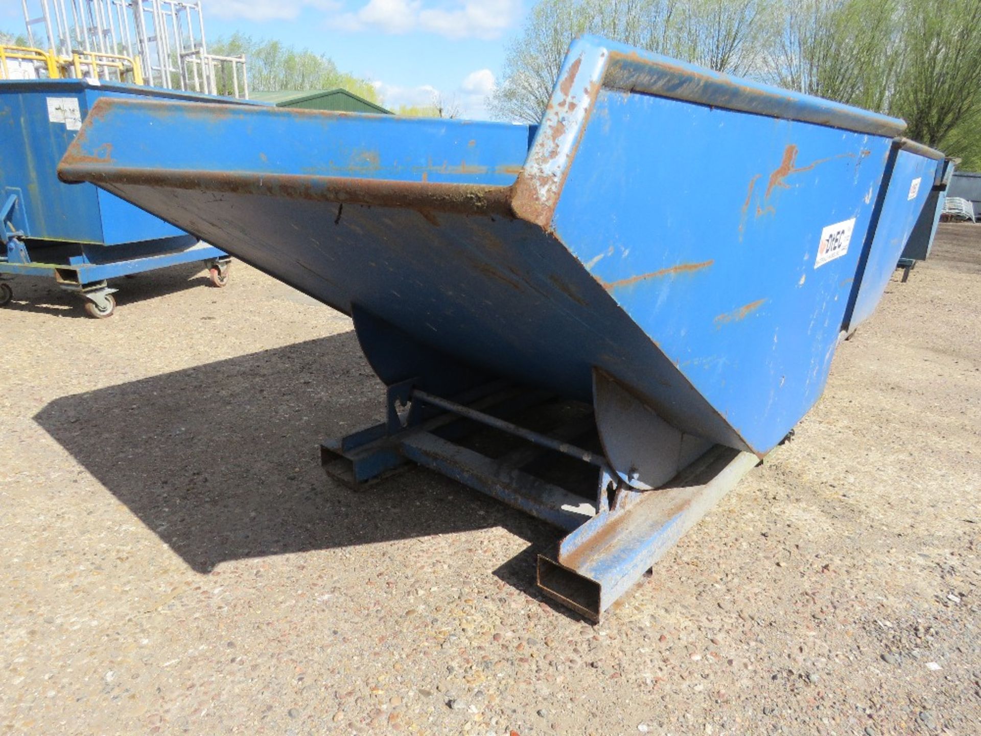 FORKLIFT MOUNTED TIPPING SKIP. LIGHT WEIGHT PREVIOUS USEAGE. - Image 2 of 7