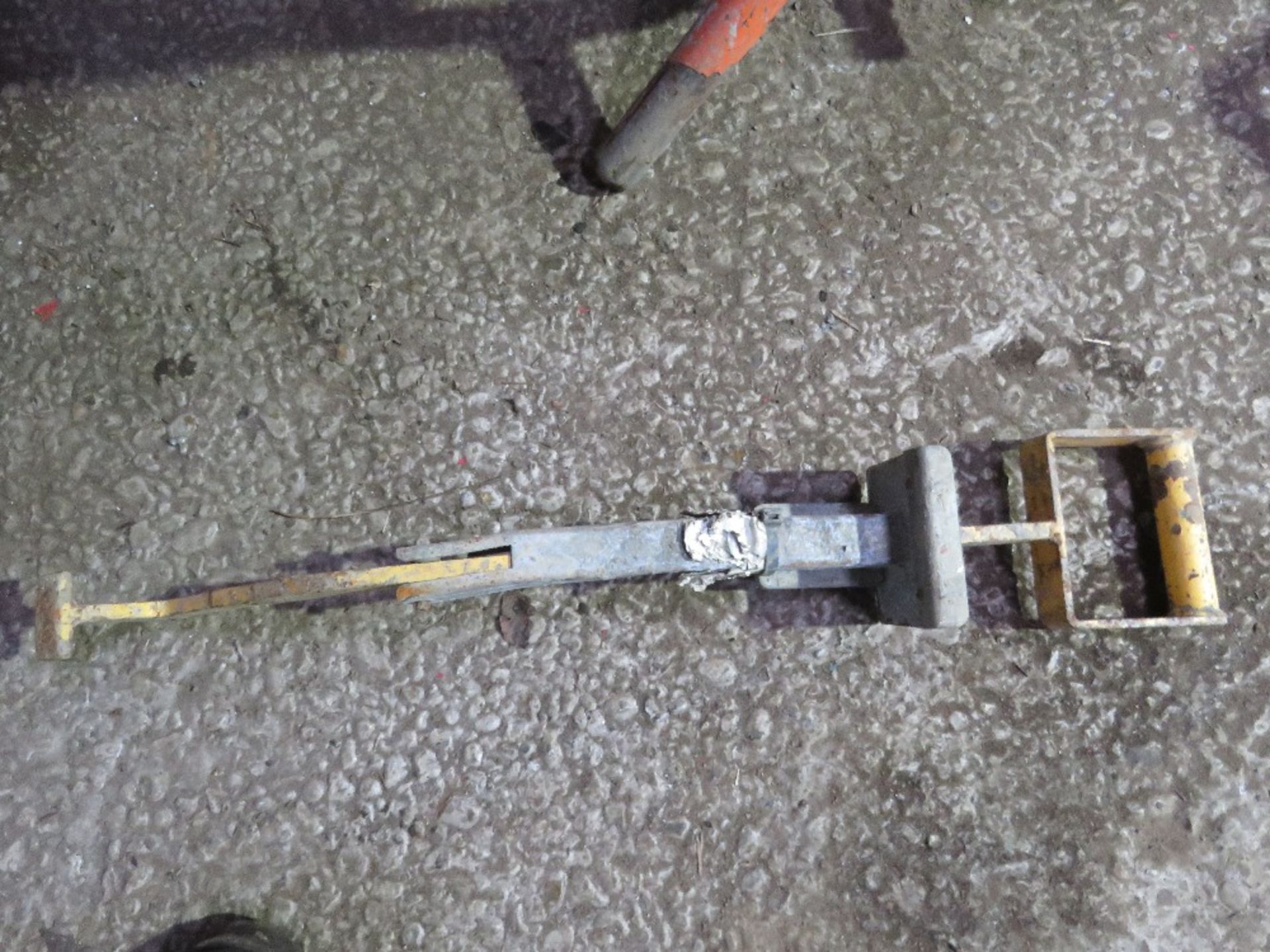 MANHOLE LIFTING TONGS. - Image 3 of 3