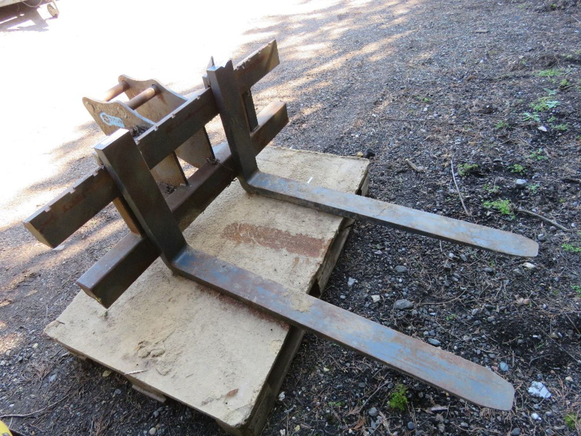 SET OF ADJUSTABLE EXCAVATOR MOUNTED PALLET FORKS. PREVIOUSLY USED ON 2.5TONNE BOBCAT MINI EXCAVATOR: - Image 2 of 5