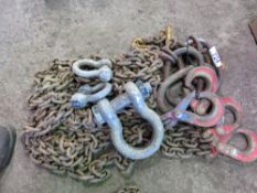 SET OF 4 LEGGED LIFTING CHAINS WITH SHORTENERS, 11FT LENGTH APPROX, PLUS 3 X ASSORTED SIZED SHACKLES