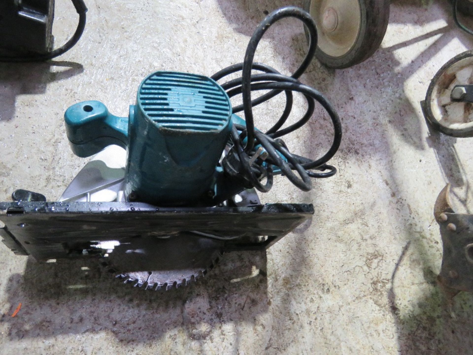 MAKITA MITRE SAW PLUS A CIRCULAR SAW, 240VOLT POWERED. THIS LOT IS SOLD UNDER THE AUCTIONEERS MAR - Image 4 of 4