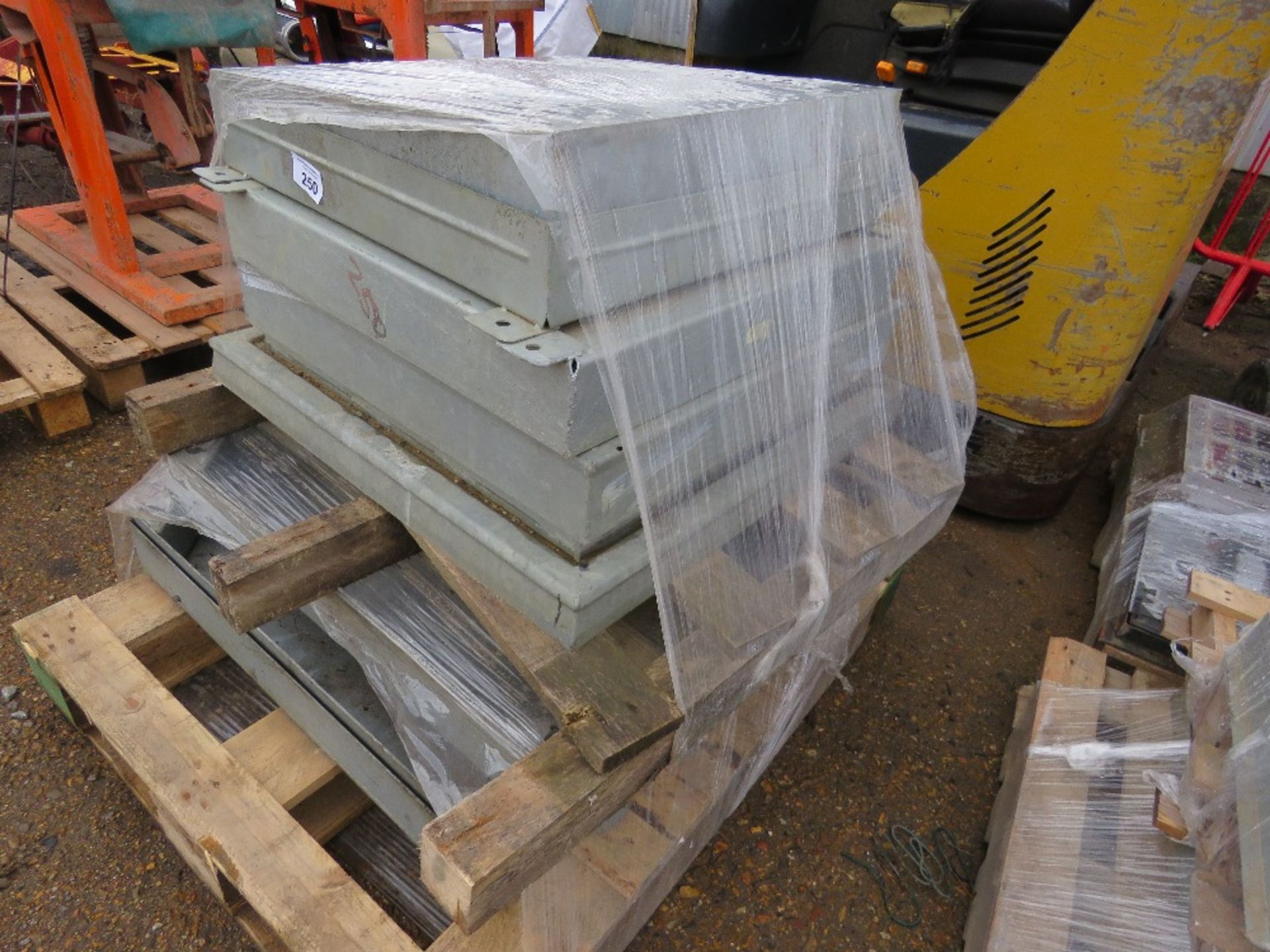 2 X PALLETS OF MANHOLE COVERS WITH SURROUNDS: 4 X GALVANISED 600X600X100 B125 UNITS PLUS 1 X 850X850 - Image 2 of 4