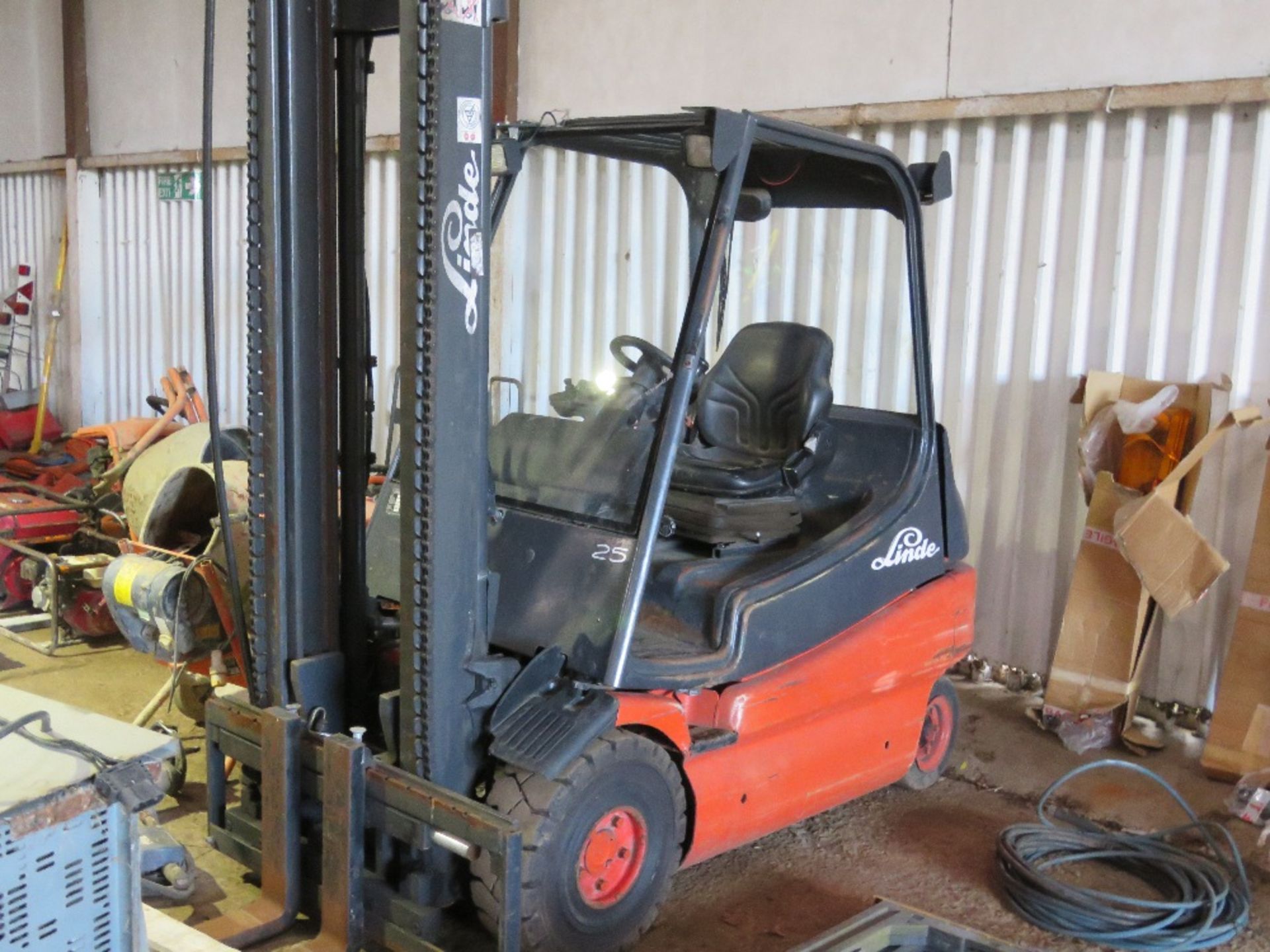LINDE E25-02 BATTERY FORKLIFT WITH CHARGER. 10851 REC HOURS, YEAR 2000 BUILD. THIS LOT IS SOLD U - Image 3 of 12