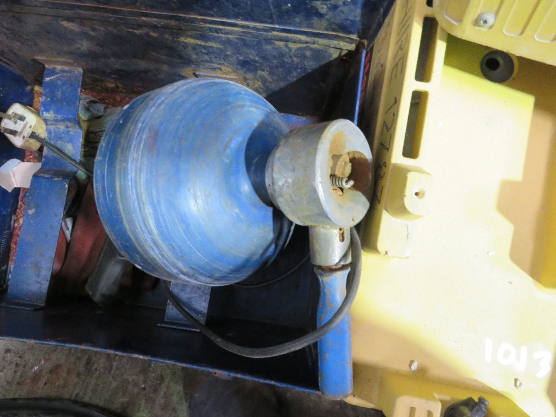 HAND HELD DRAIN WORM, 240VOLT POWERED. THIS LOT IS SOLD UNDER THE AUCTIONEERS MARGIN SCHEME, THER - Image 2 of 2