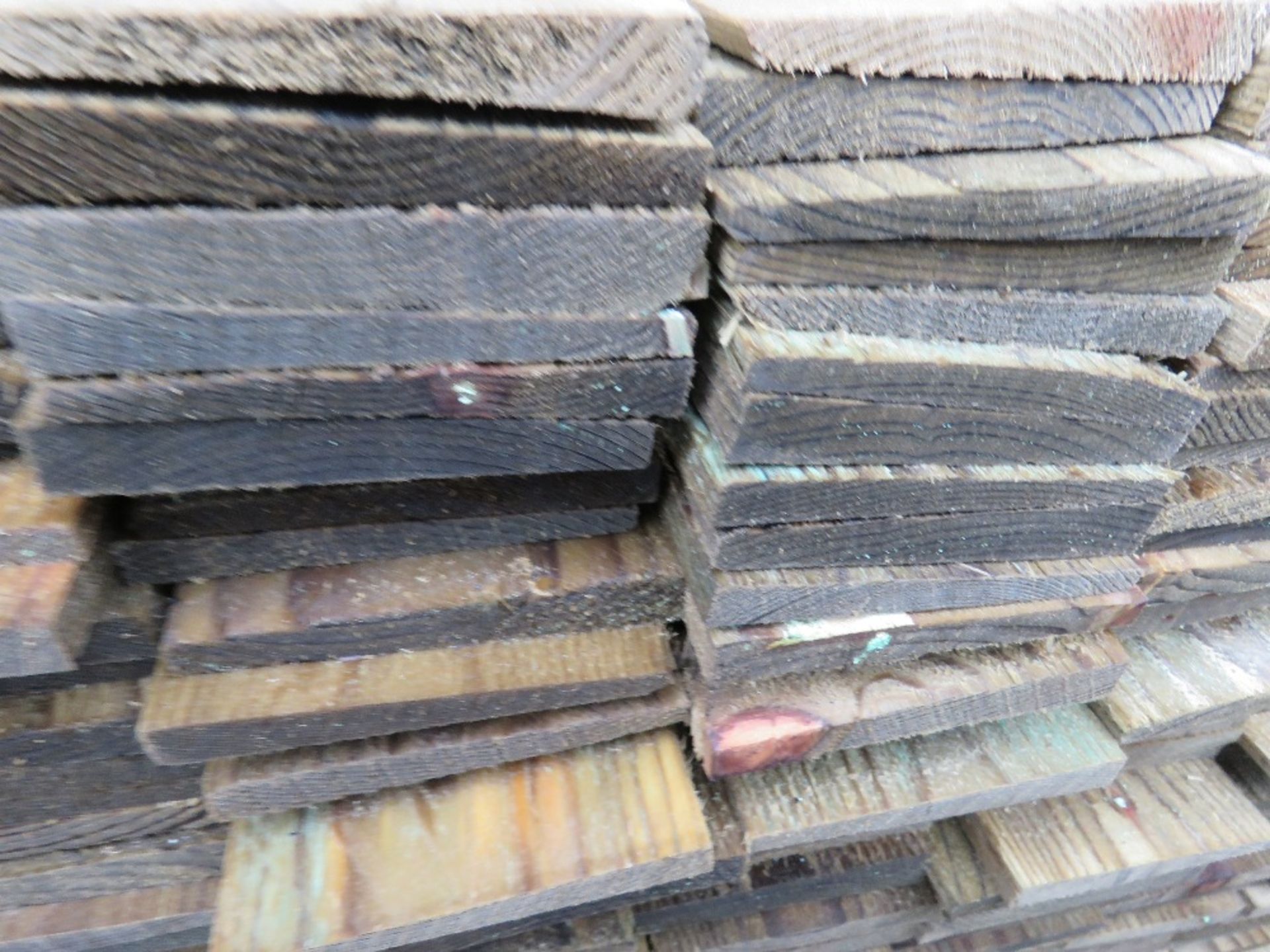 LARGE PACK OF TREATED FEATHER EDGE TIMBER FENCE CLADDING BOARDS: 100MM WIDTH @ 1.8M LENGTH APPROX. - Image 3 of 3