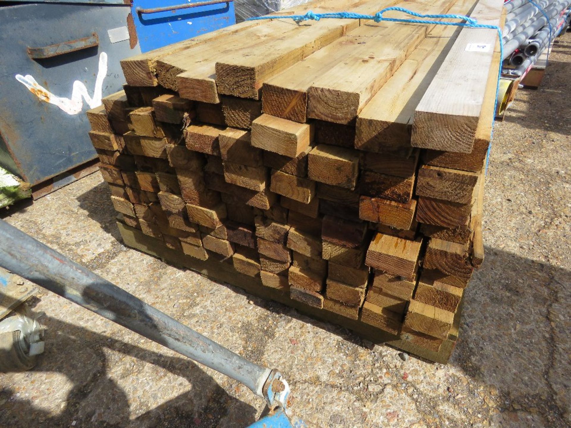 PALLET CONTAINING WOODEN POSTS: 70MM X45MM @ 1.18M LENGTH APPROX, 110NO IN TOTAL APPROX. THIS LOT - Image 2 of 4