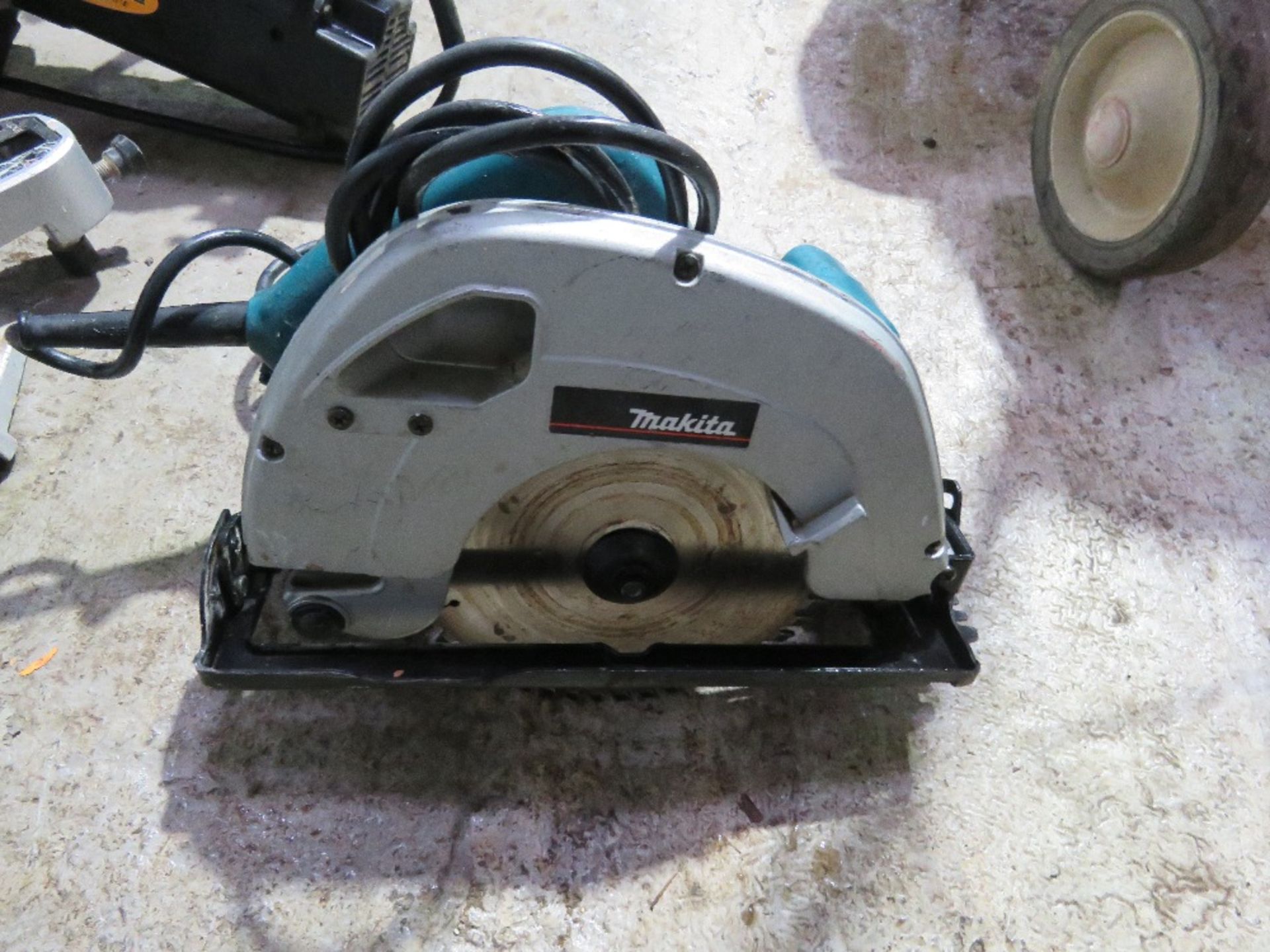 MAKITA MITRE SAW PLUS A CIRCULAR SAW, 240VOLT POWERED. THIS LOT IS SOLD UNDER THE AUCTIONEERS MAR - Image 2 of 4