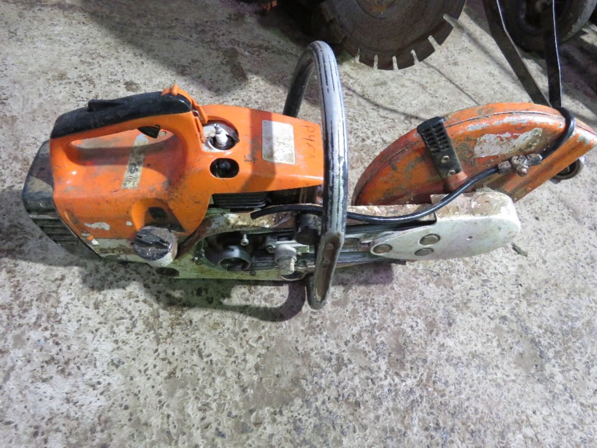 STIHL TS400 PETROL ENGINED CUT OFF SAW. THIS LOT IS SOLD UNDER THE AUCTIONEERS MARGIN SCHEME, THE