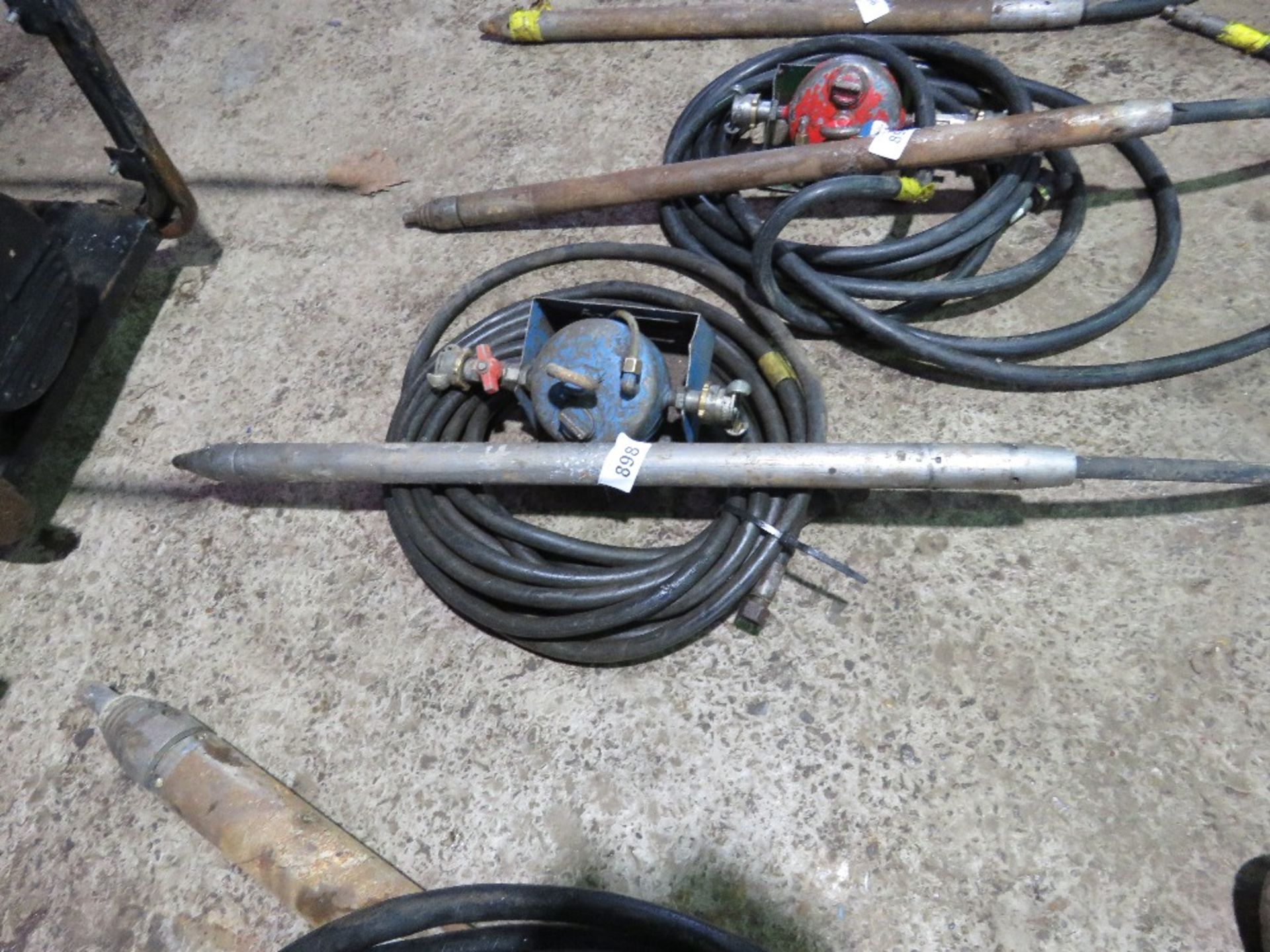 AIR POWERED PNEUMATIC 45MM PERCUSSION MOLE WITH HOSE AND OILER. THIS LOT IS SOLD UNDER THE AUCTIO - Bild 2 aus 6