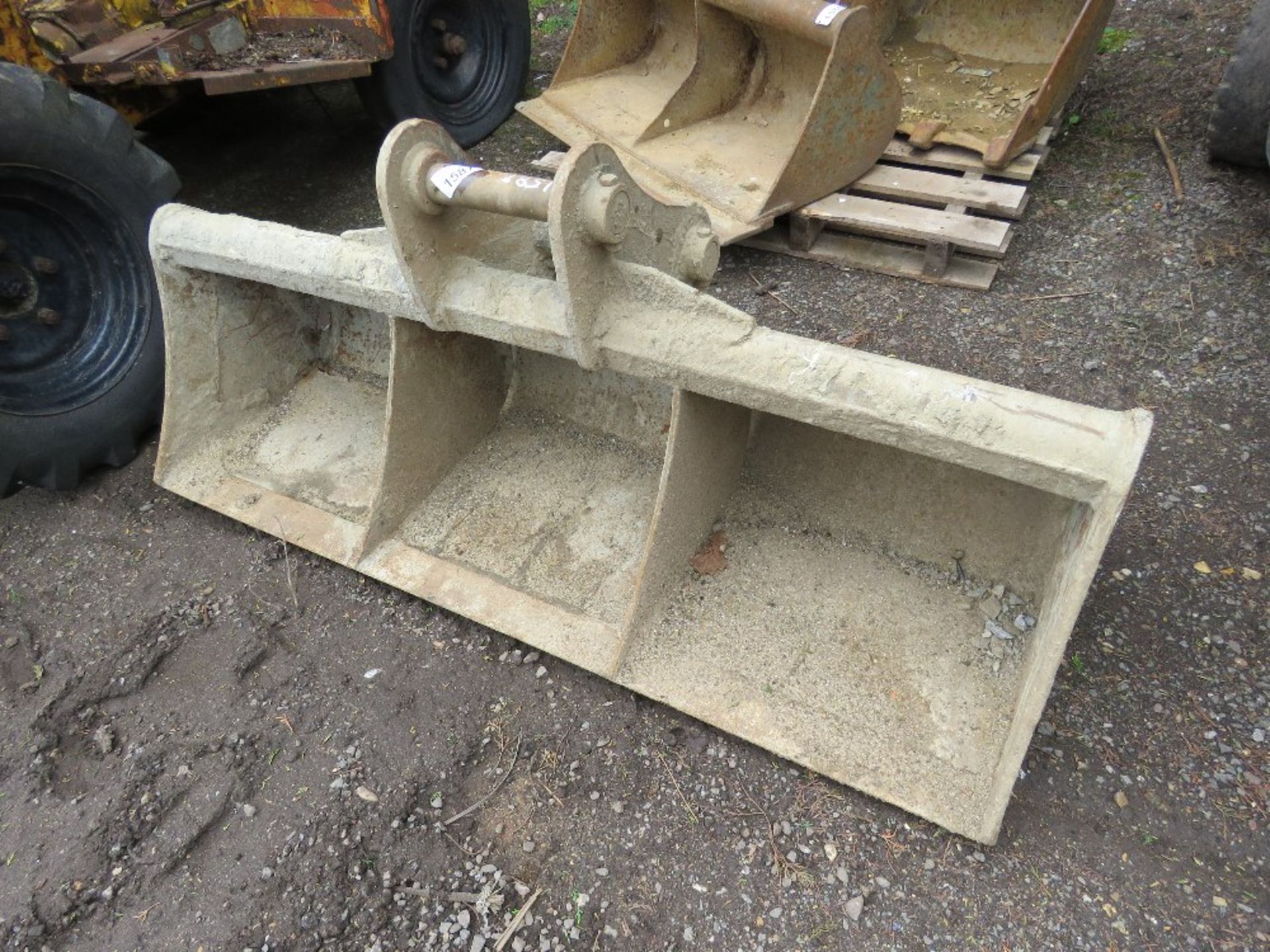 5FT WIDE GRADING BUCKET ON 50MM PINS.