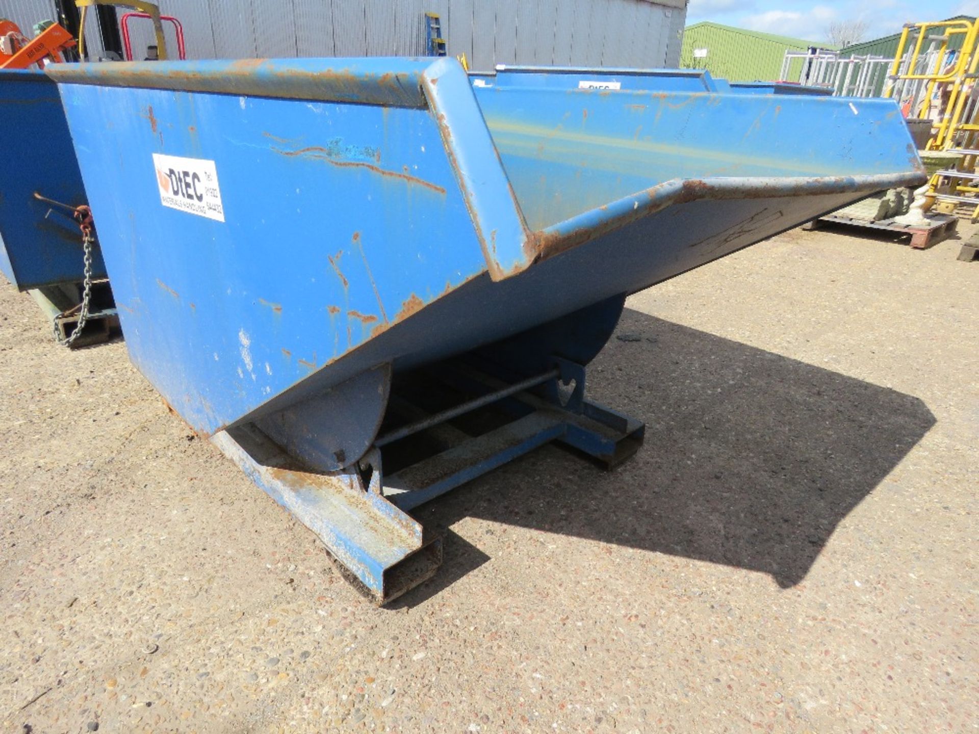 FORKLIFT MOUNTED TIPPING SKIP. LIGHT WEIGHT PREVIOUS USEAGE. - Image 2 of 6