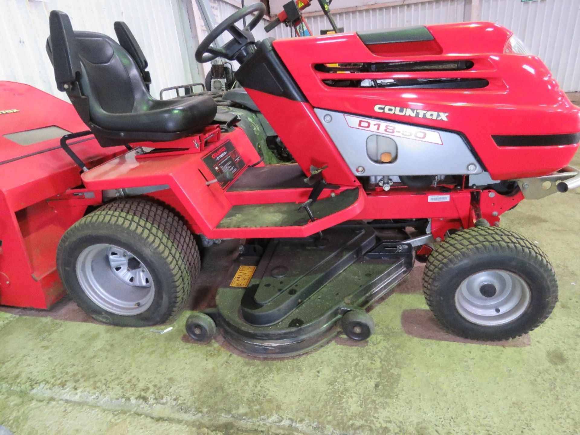 COUNTAX D1850 DIESEL ENGINED RIDE ON MOWER WITH REAR COLLECTOR AND ELECTRIC HEIGHT CONTROL. 292 REC - Image 4 of 10