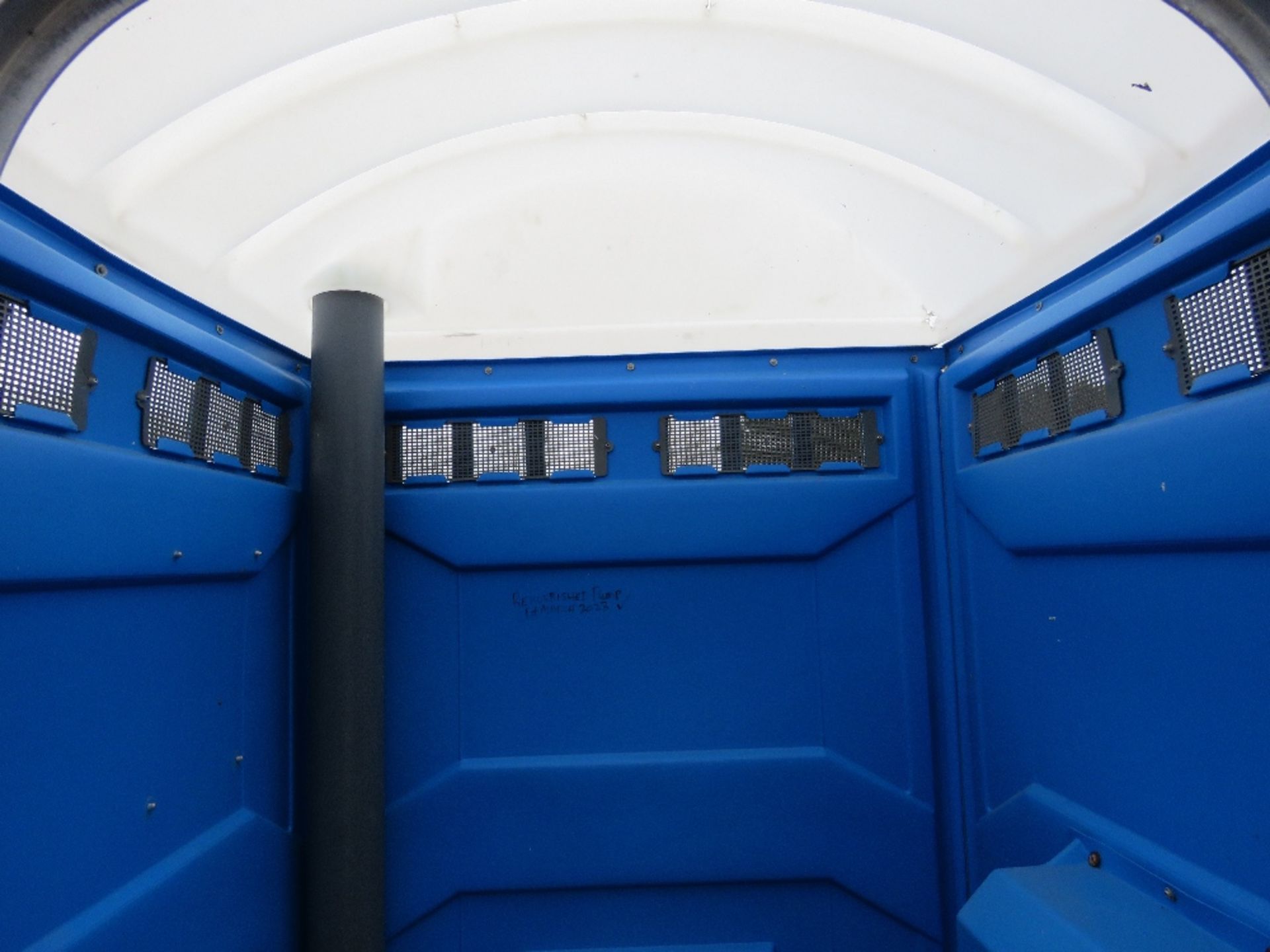 PORTABLE SITE TOILET. EMPTY AND BLUE RINSE ADDED. THIS LOT IS SOLD UNDER THE AUCTIONEERS MARGIN S - Image 4 of 5
