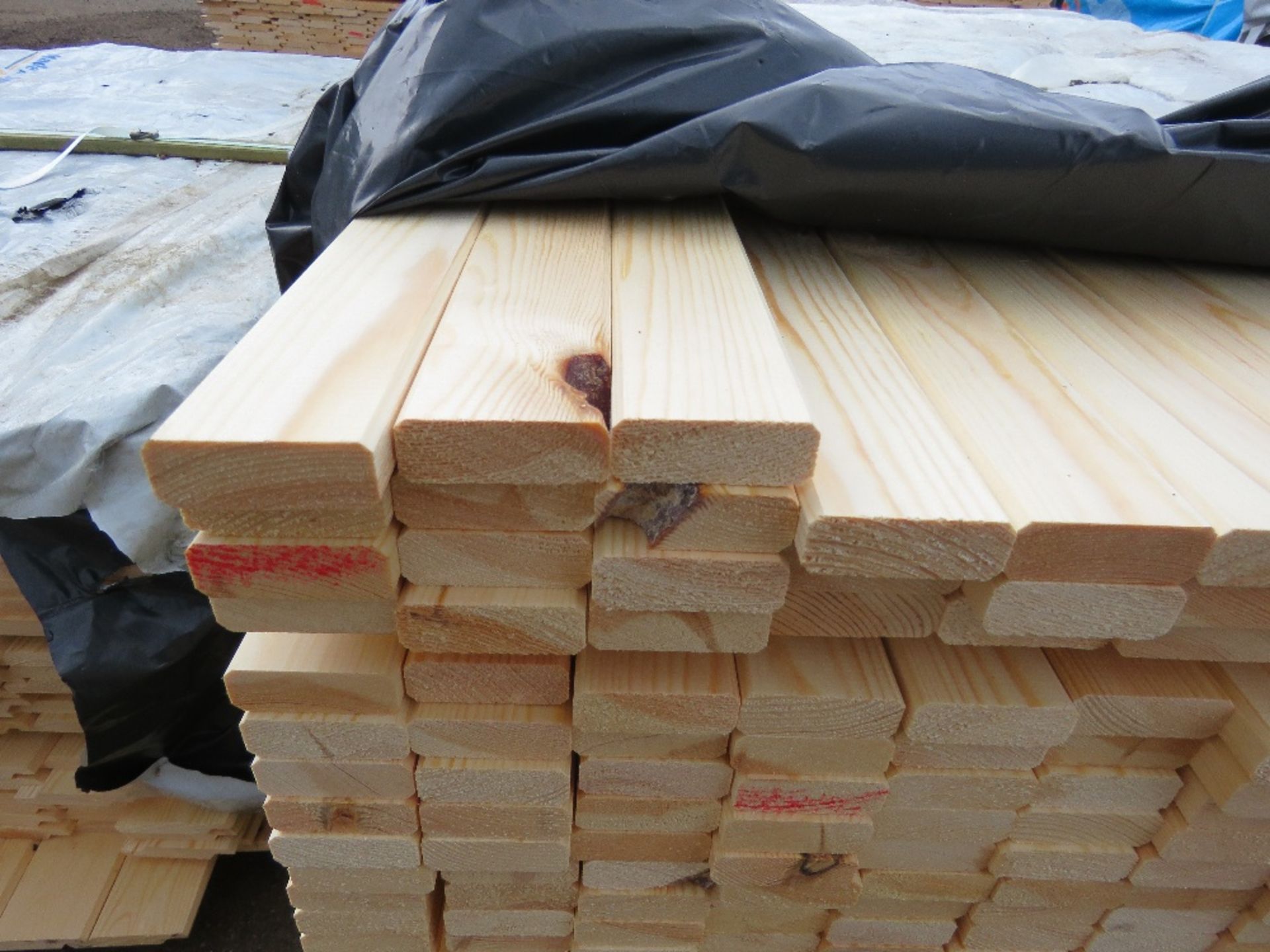 PACK OF UNTREATED VENETIAN PALE / TRELLIS TIMBER FENCE CLADDING SLATS: 1.72M LENGTH X 45MM X 17MM W - Image 3 of 3