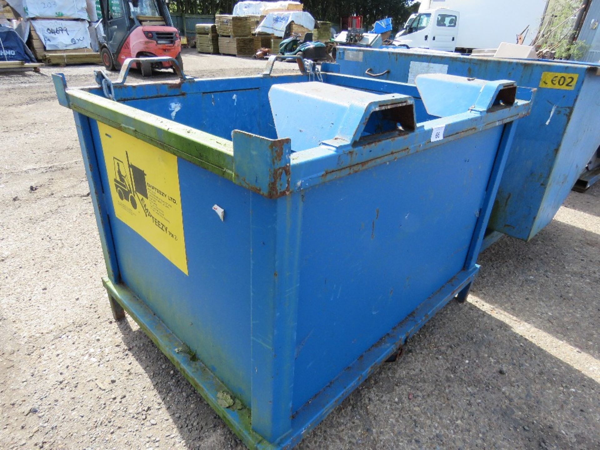 EMPTEEZY FORKLIFT MOUNTED BOTTOM EMTYING SKIP, 1250KG RATED CAPACITY. LIGHT WEIGHT PREVIOUS USEAGE. - Image 2 of 6