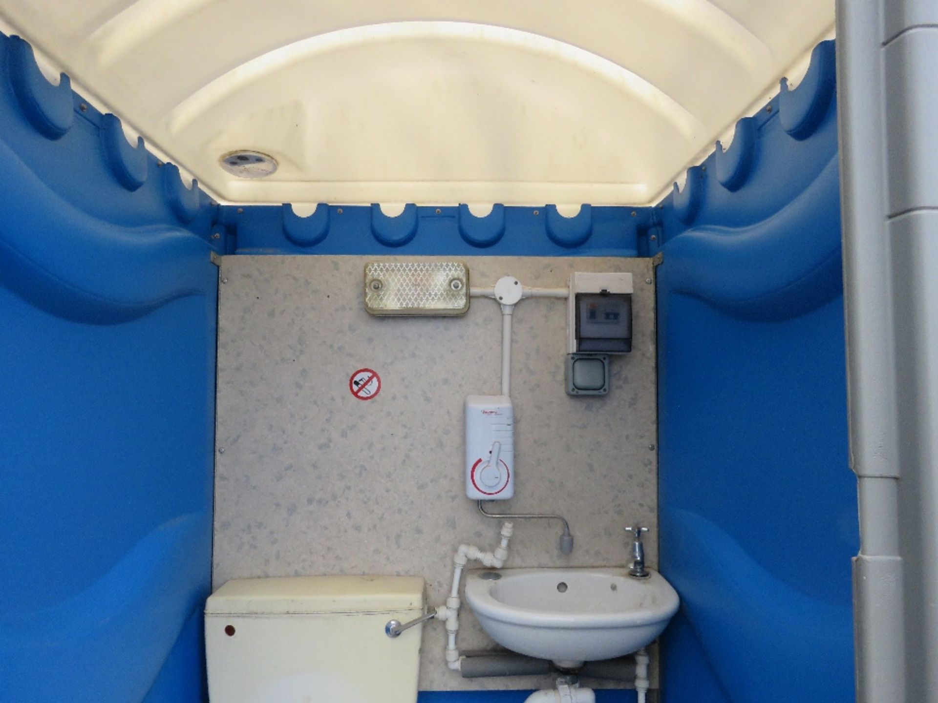 PORTABLE MAINS HOOK UP SITE TOILET WITH WASH BASIN AND 240VOLT ELECTRIC HOOK UP. - Image 4 of 4