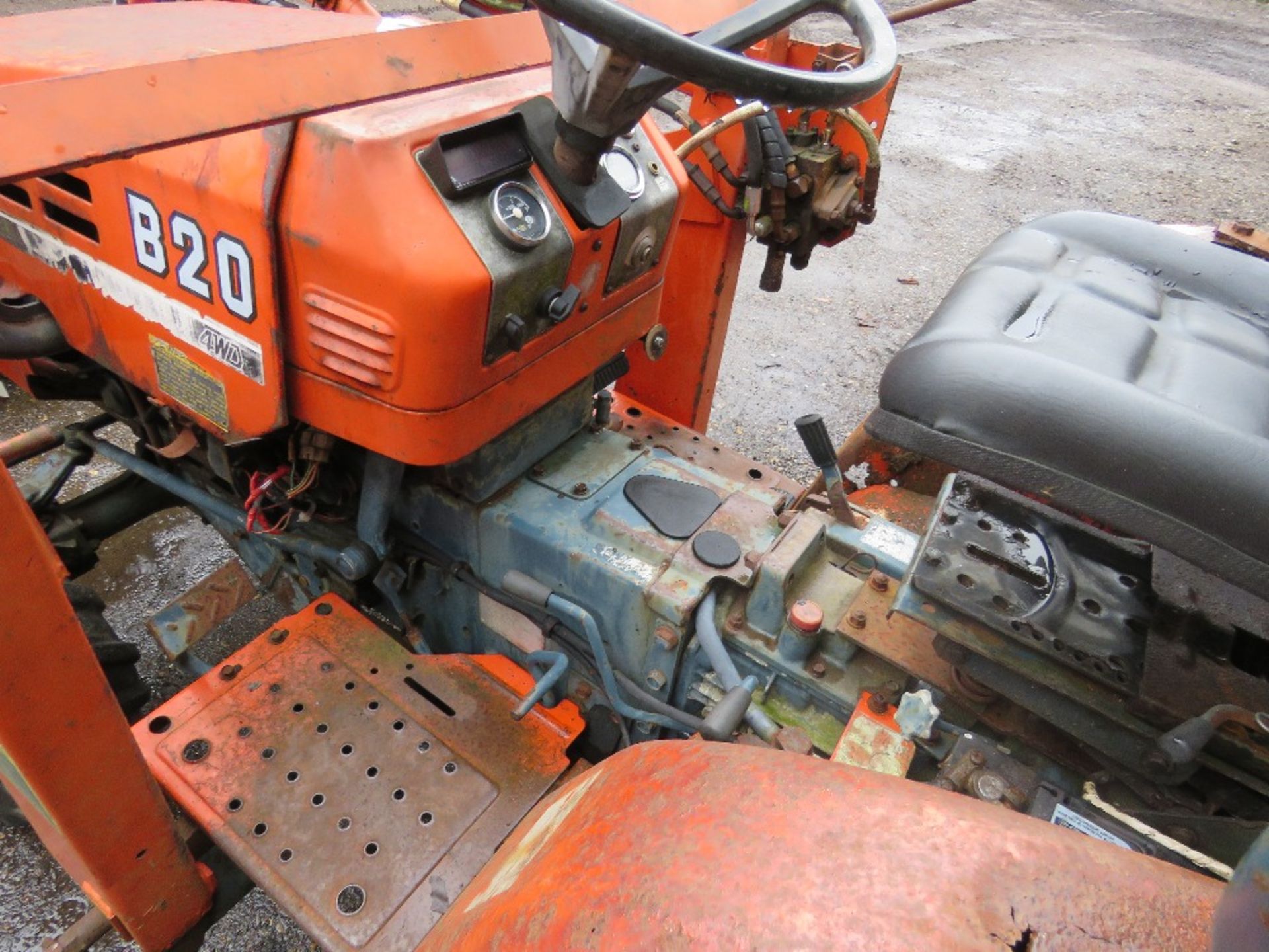 KUBOTA B20 4WD COMPACT LOADER TRACTOR WITH BACKHOE DIGGER. HYDRASTATIC DRIVE. 969 REC HOURS. WHEN TE - Image 10 of 13