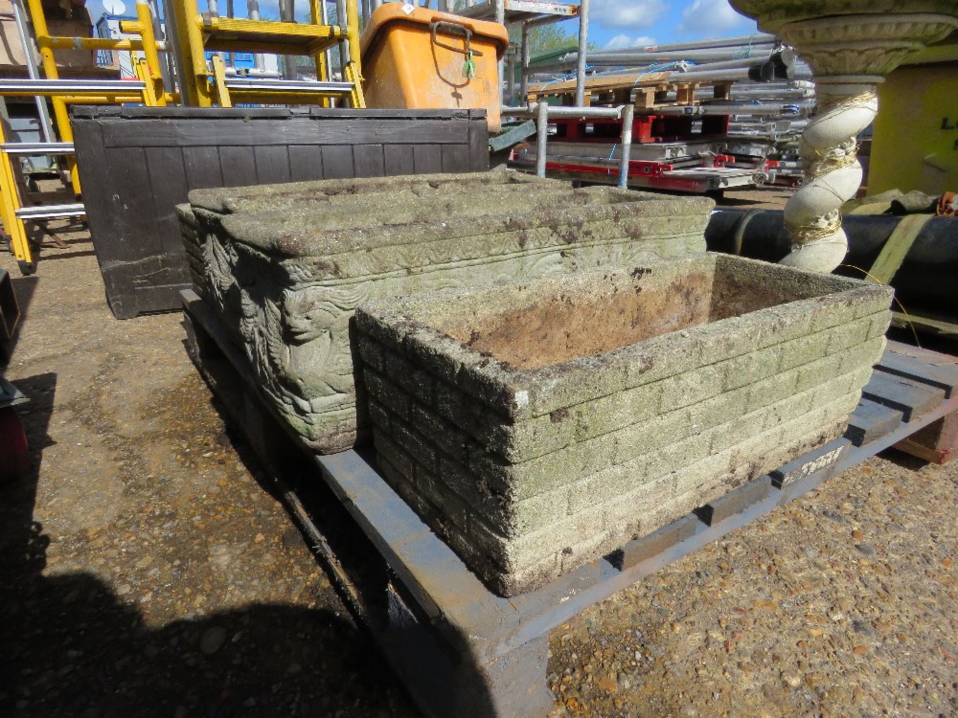 PALLET CONTAINING BIRD BATH, ASSORTED PLANTERS PLUS A PLASTIC STORAGE BIN. THIS LOT IS SOLD UNDER - Image 4 of 7
