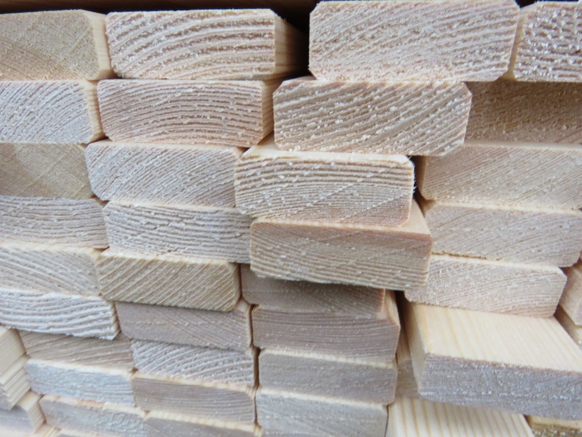 EXTRA LARGE PACK OF UNTREATED VENETIAN PALE / TRELLIS SLATS. 1.73M LENGTH X 45MM X 17MM APPROX. - Image 3 of 3