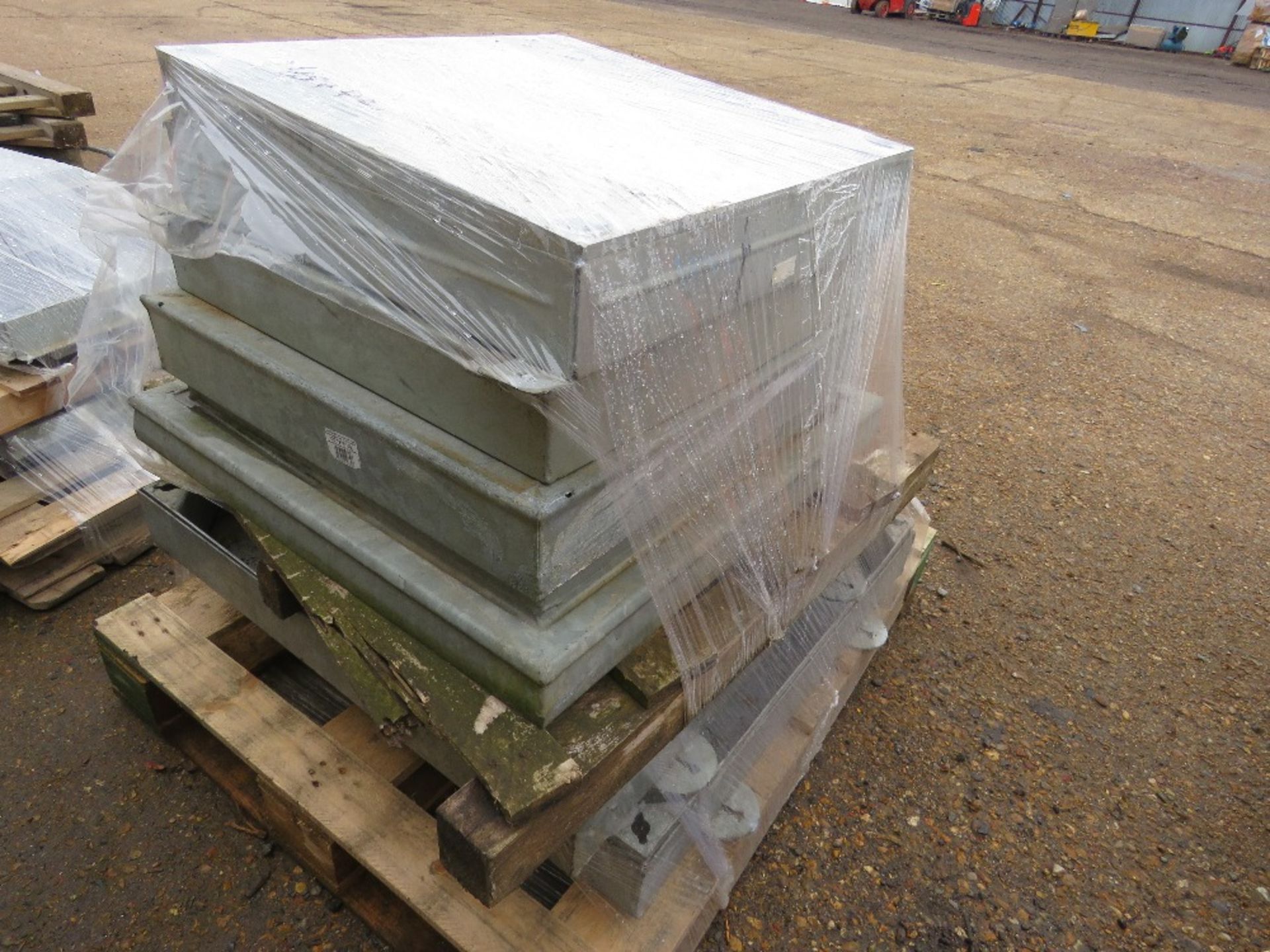 2 X PALLETS OF MANHOLE COVERS WITH SURROUNDS: 4 X GALVANISED 600X600X100 B125 UNITS PLUS 1 X 850X850 - Image 4 of 4