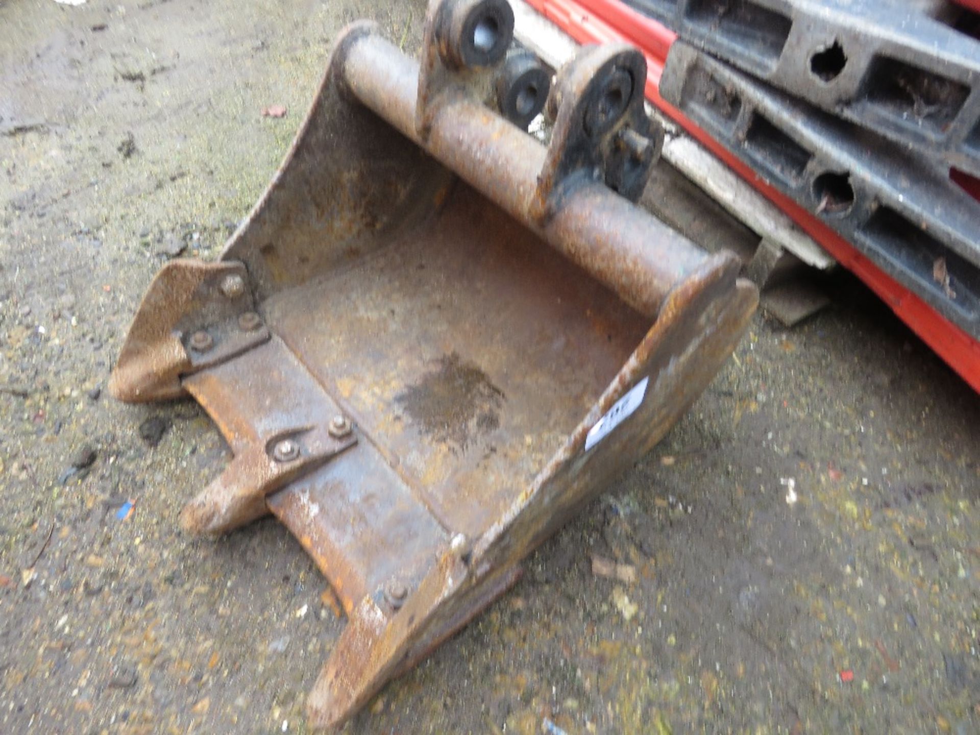 MINI EXCAVATOR BUCKET, 2FT WIDTH ON 25MM PINS. THIS LOT IS SOLD UNDER THE AUCTIONEERS MARGIN SCHE - Image 2 of 2