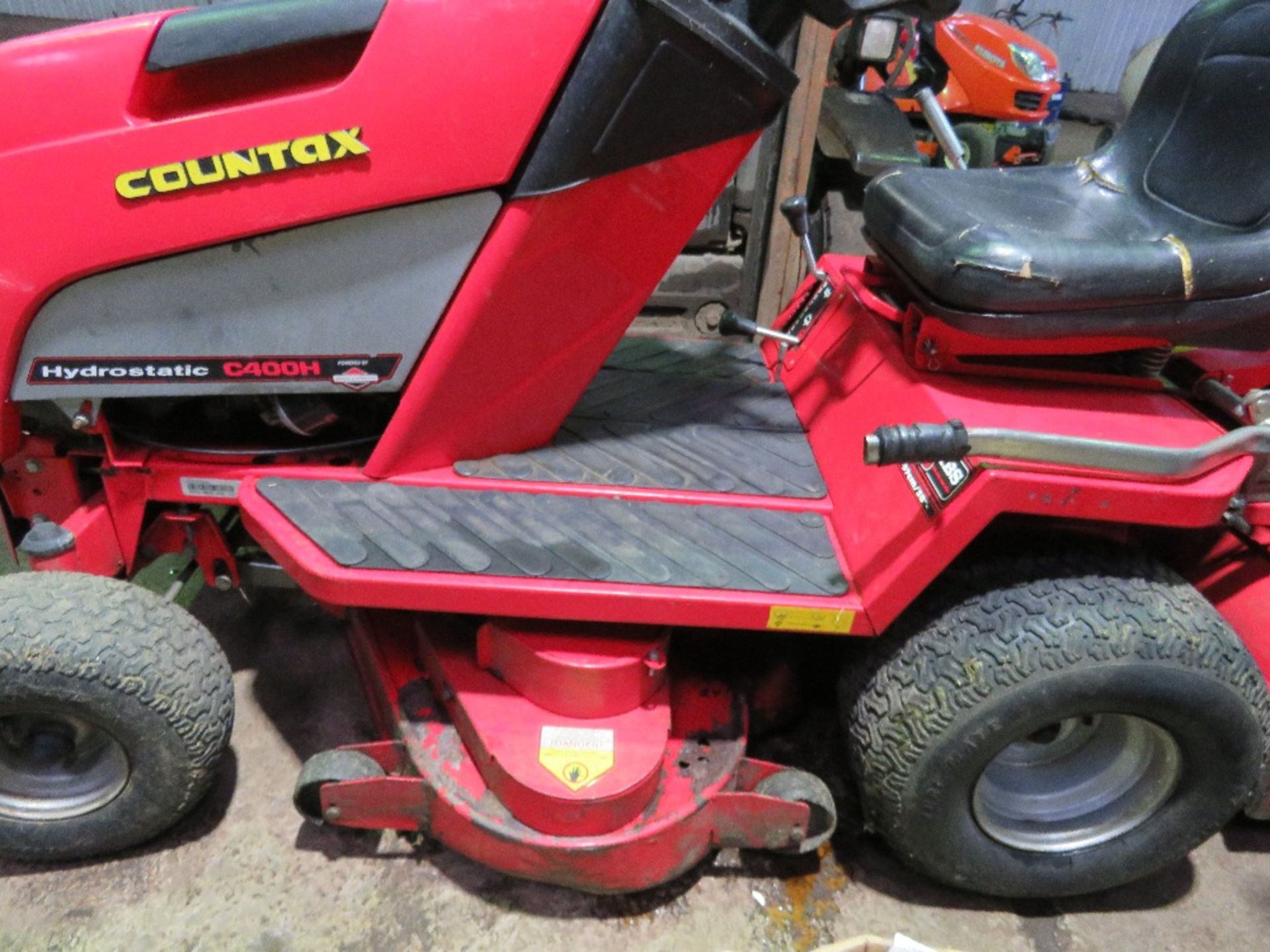 COUNTAX C400H RIDE ON MOWER WITH COLLECTOR. HYDRASTATIC DRIVE. WHEN TESTED WAS SEEN TO RUN, DRIVE, M - Image 7 of 7