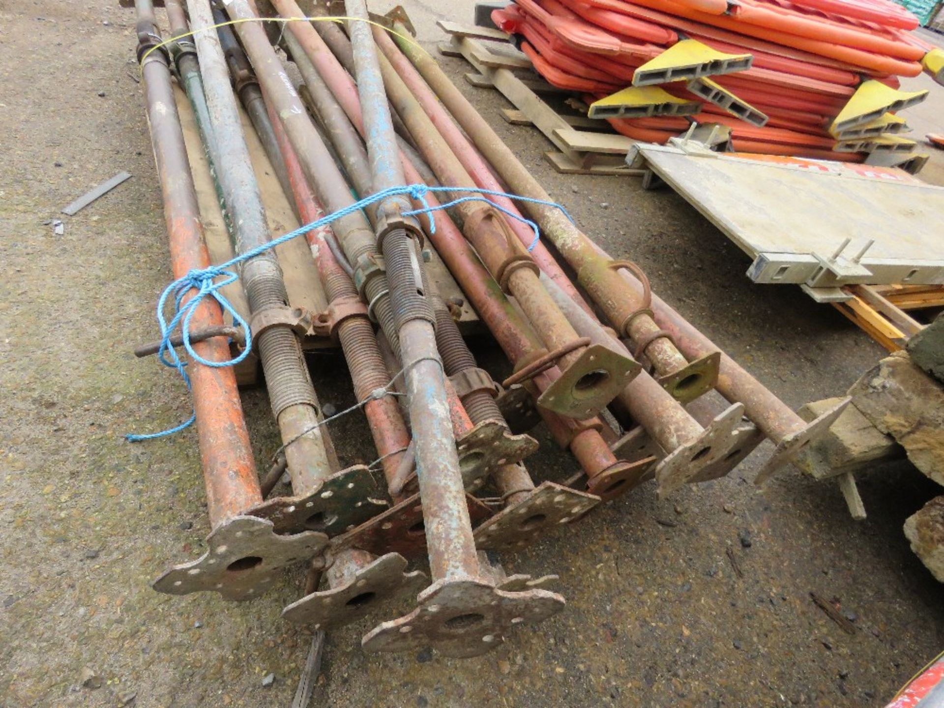 QUANTITY OF ACROW TYPE SUPPORT PROPS, 18NO IN TOTAL APPROX. THIS LOT IS SOLD UNDER THE AUCTIONEE - Image 4 of 4