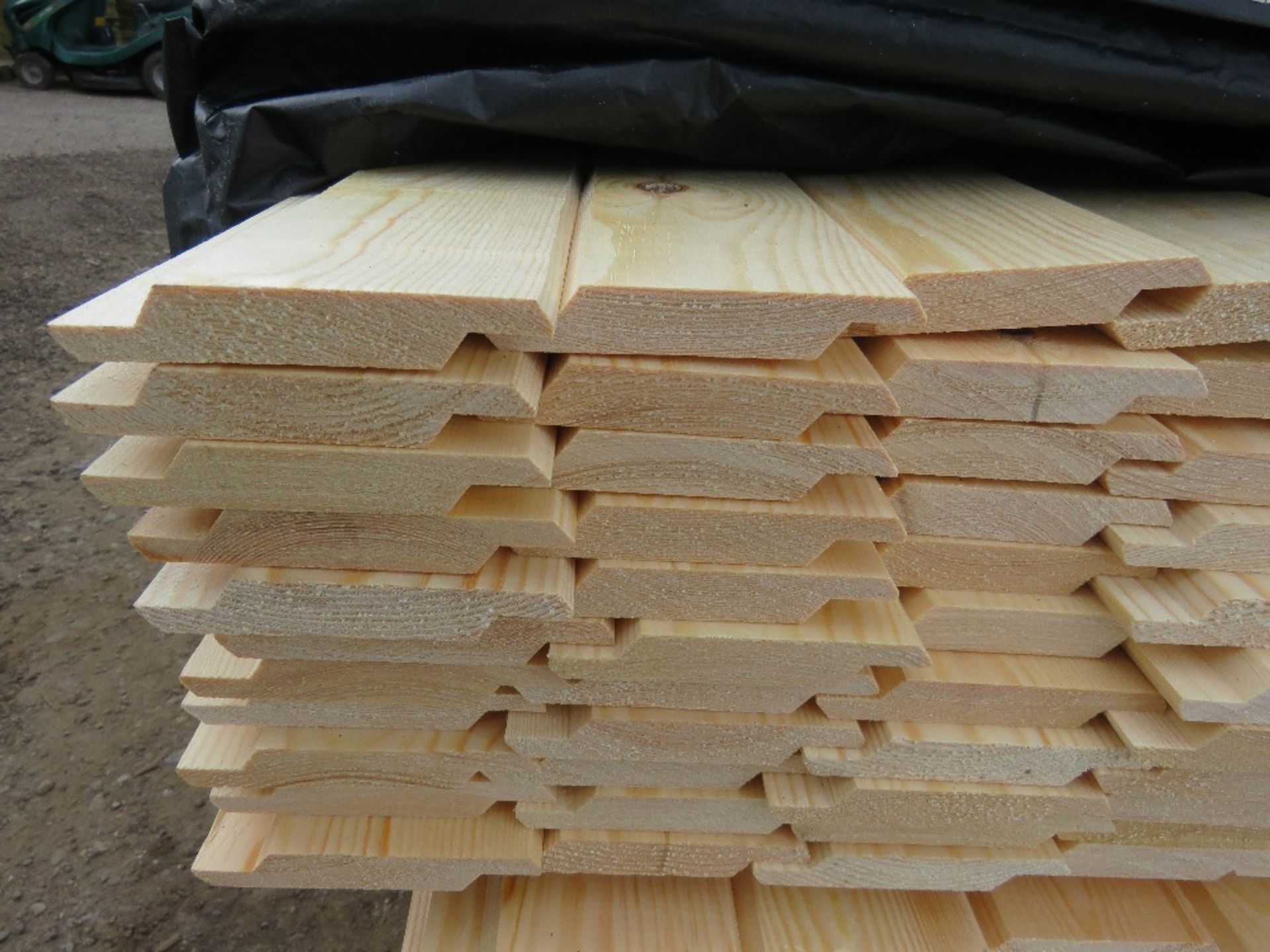 EXTRA LARGE PACK OF UNTREATED SHIPLAP TIMBER FENCE CLADDING BOARDS: 1.72M LENGTH X 100MM WIDTH APPR - Image 3 of 3