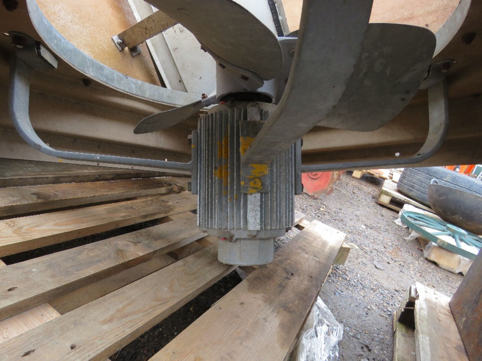 LARGE EXTRACTOR FAN UNIT WITH COWLING. THIS LOT IS SOLD UNDER THE AUCTIONEERS MARGIN SCHEME, THEREF - Image 5 of 5