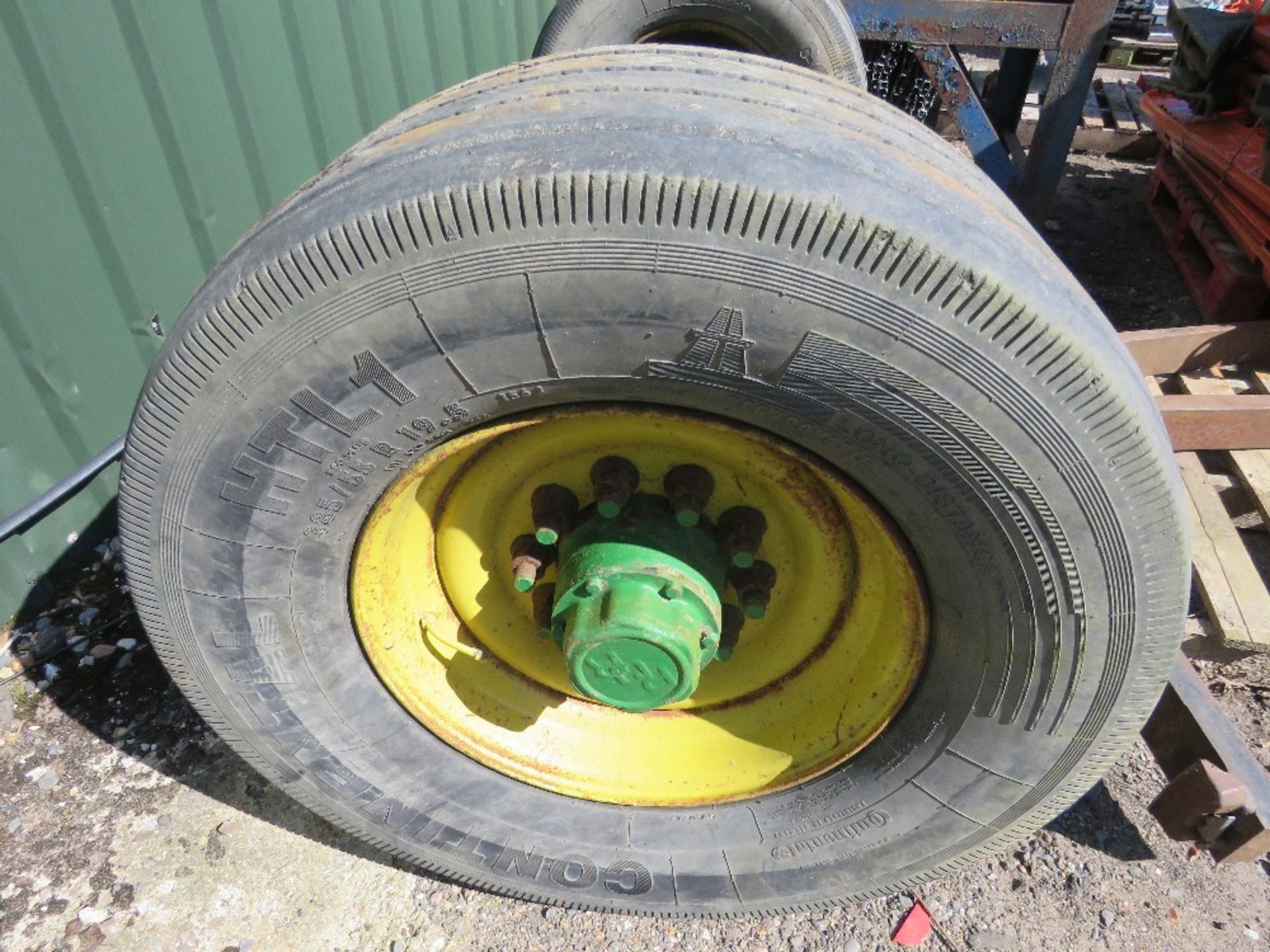 HEAVY DUTY TRAILER AXLE ON SUPER SINGLE WHEELS WITH HYDRAULIC BRAKING SYSTEM. THIS LOT IS SOLD UN - Image 3 of 8