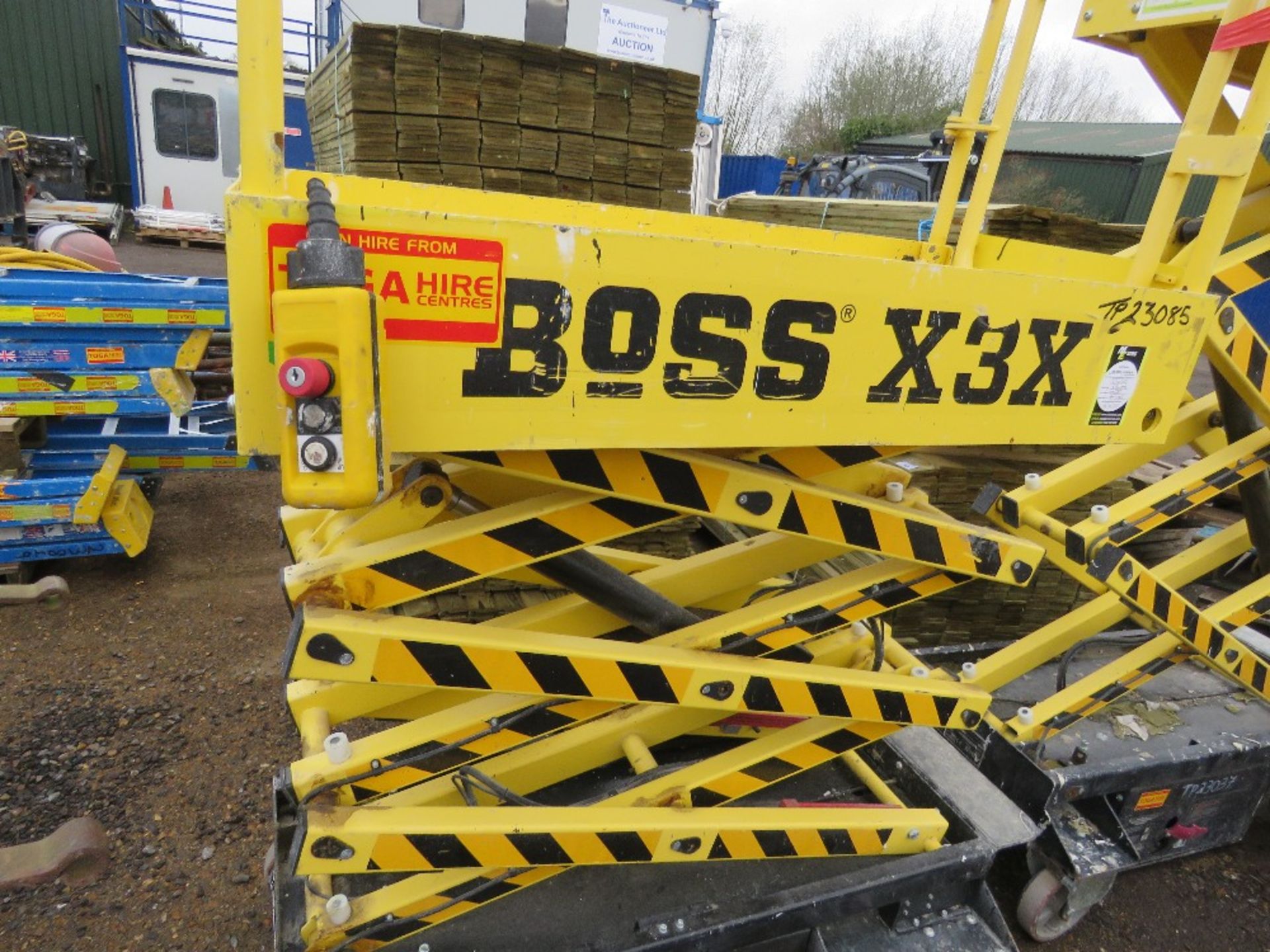 BOSS X3X BATTERY POWERED SCISSOR LIFT UNIT, YEAR 2019. WHEN TESTED PUMP WAS SEEN TO PUMP AND WAS SEE - Image 6 of 7