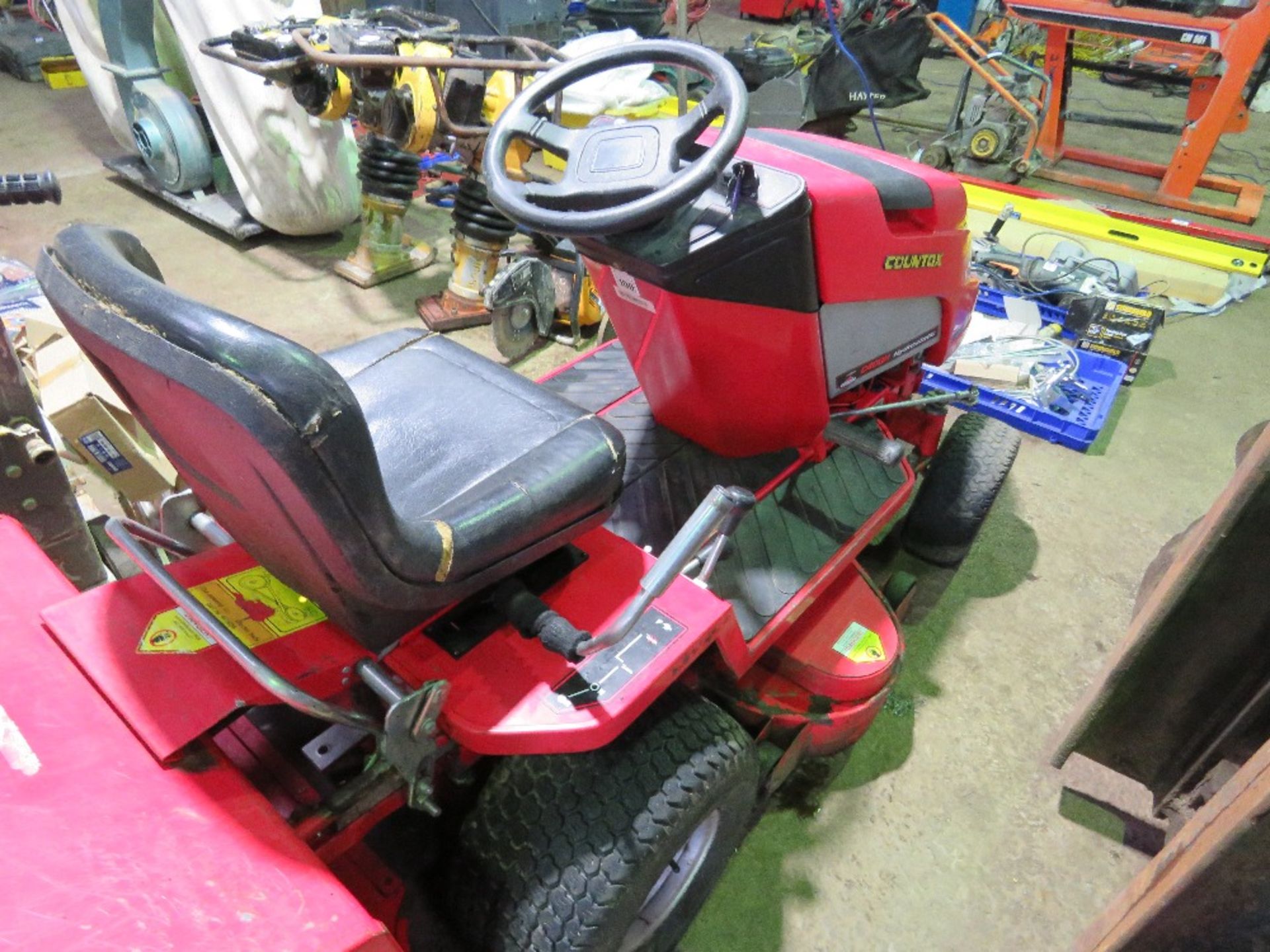 COUNTAX C400H RIDE ON MOWER WITH COLLECTOR. HYDRASTATIC DRIVE. WHEN TESTED WAS SEEN TO RUN, DRIVE, M - Image 2 of 7