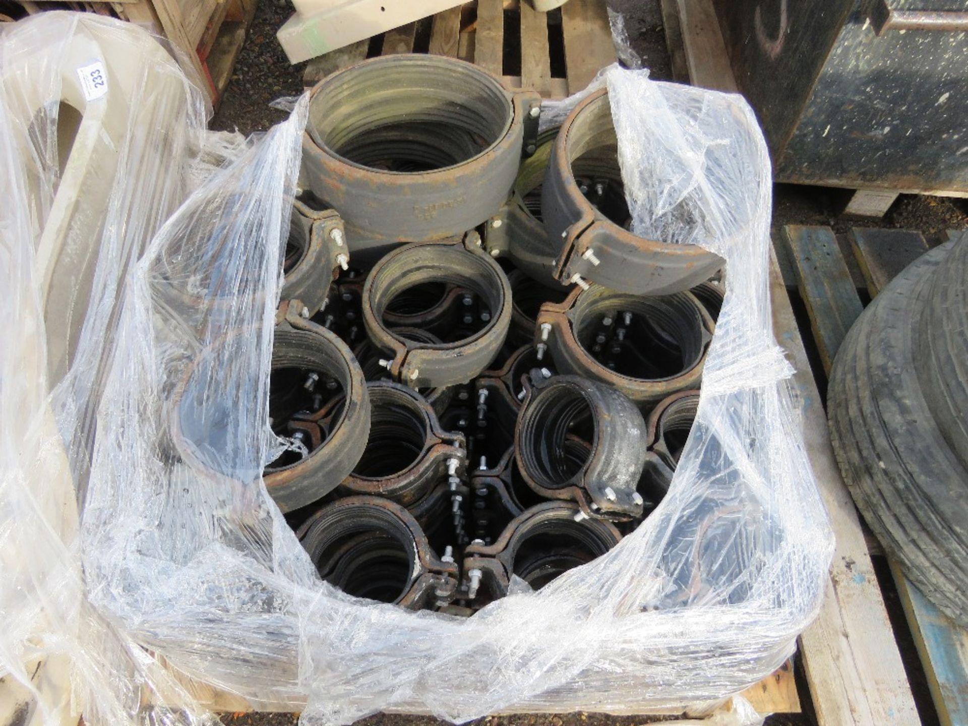 PALLET CONTAINING CAST IRON PIPE COUPLINGS: 82NO 100MM AND 4 X 150MM PLUS 4 X 225MM DIAMETER APPROX.