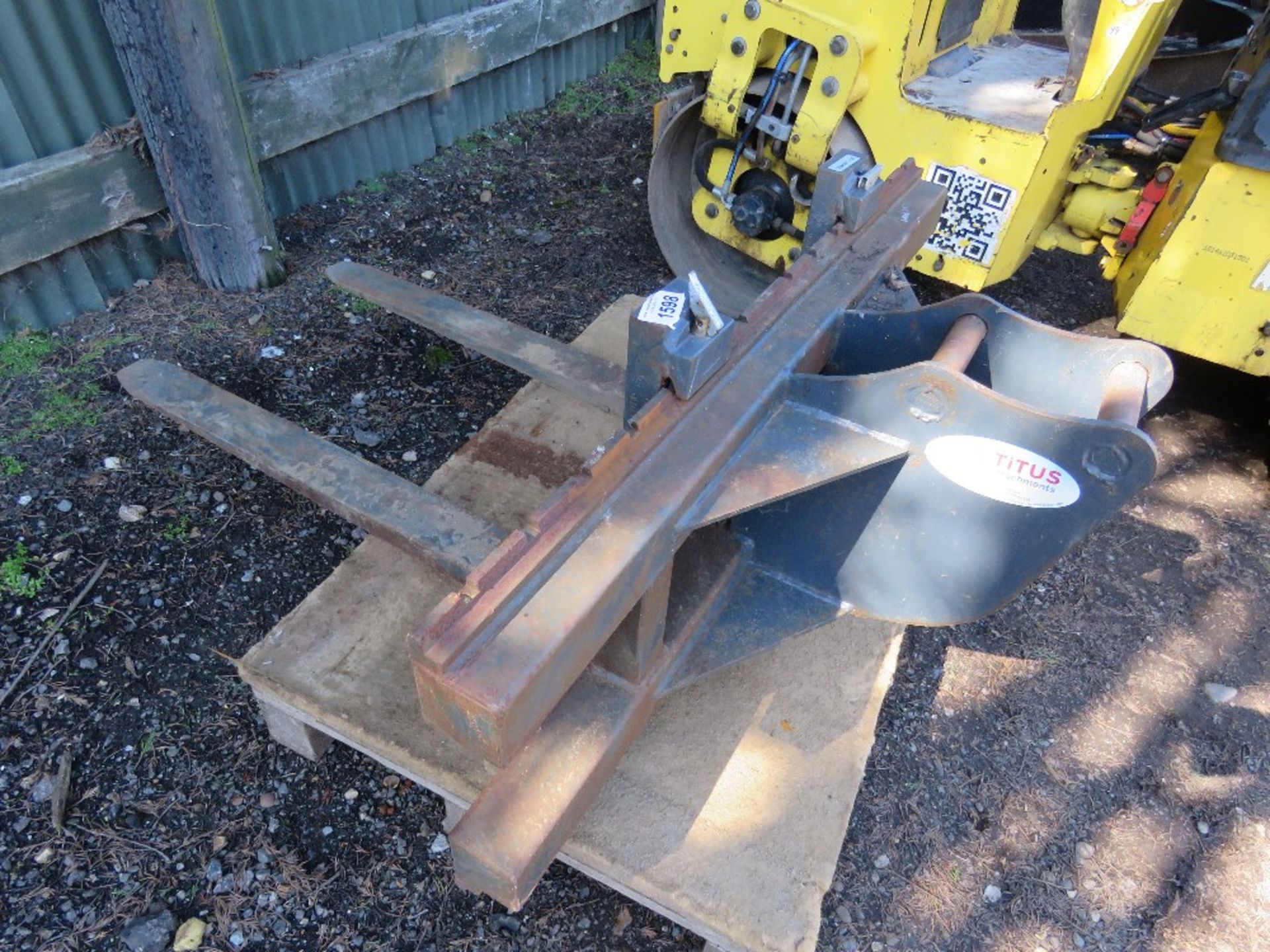 SET OF ADJUSTABLE EXCAVATOR MOUNTED PALLET FORKS. PREVIOUSLY USED ON 2.5TONNE BOBCAT MINI EXCAVATOR: