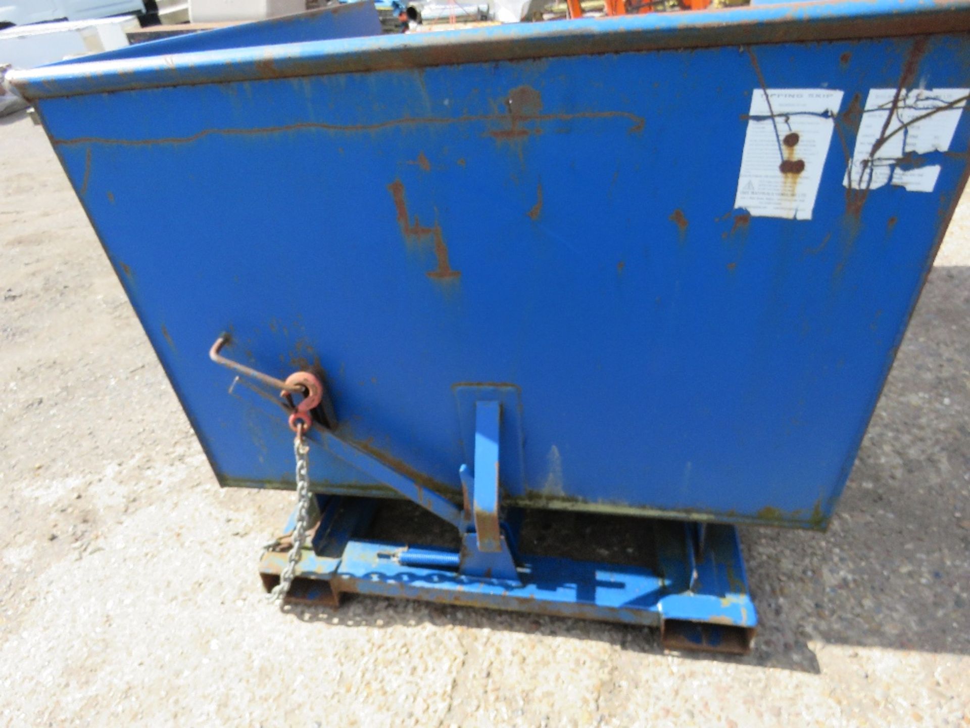 FORKLIFT MOUNTED TIPPING SKIP. LIGHT WEIGHT PREVIOUS USEAGE. - Image 5 of 7