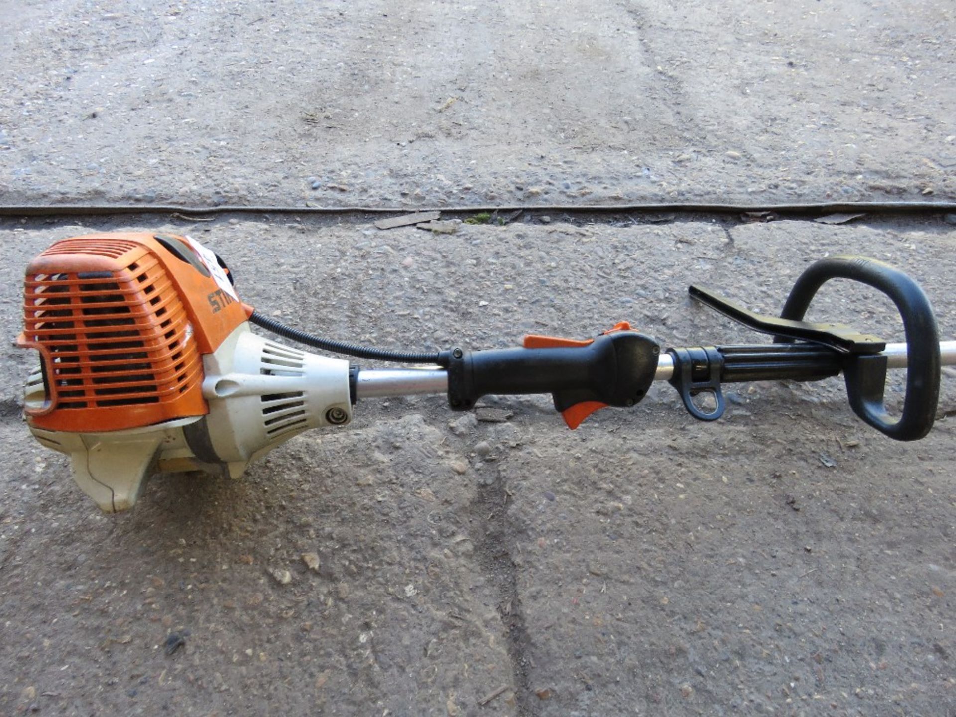 STIHL LONG REACH PETROL ENGINED HEDGE CUTTER. THIS LOT IS SOLD UNDER THE AUCTIONEERS MARGIN SCHEM - Image 5 of 6