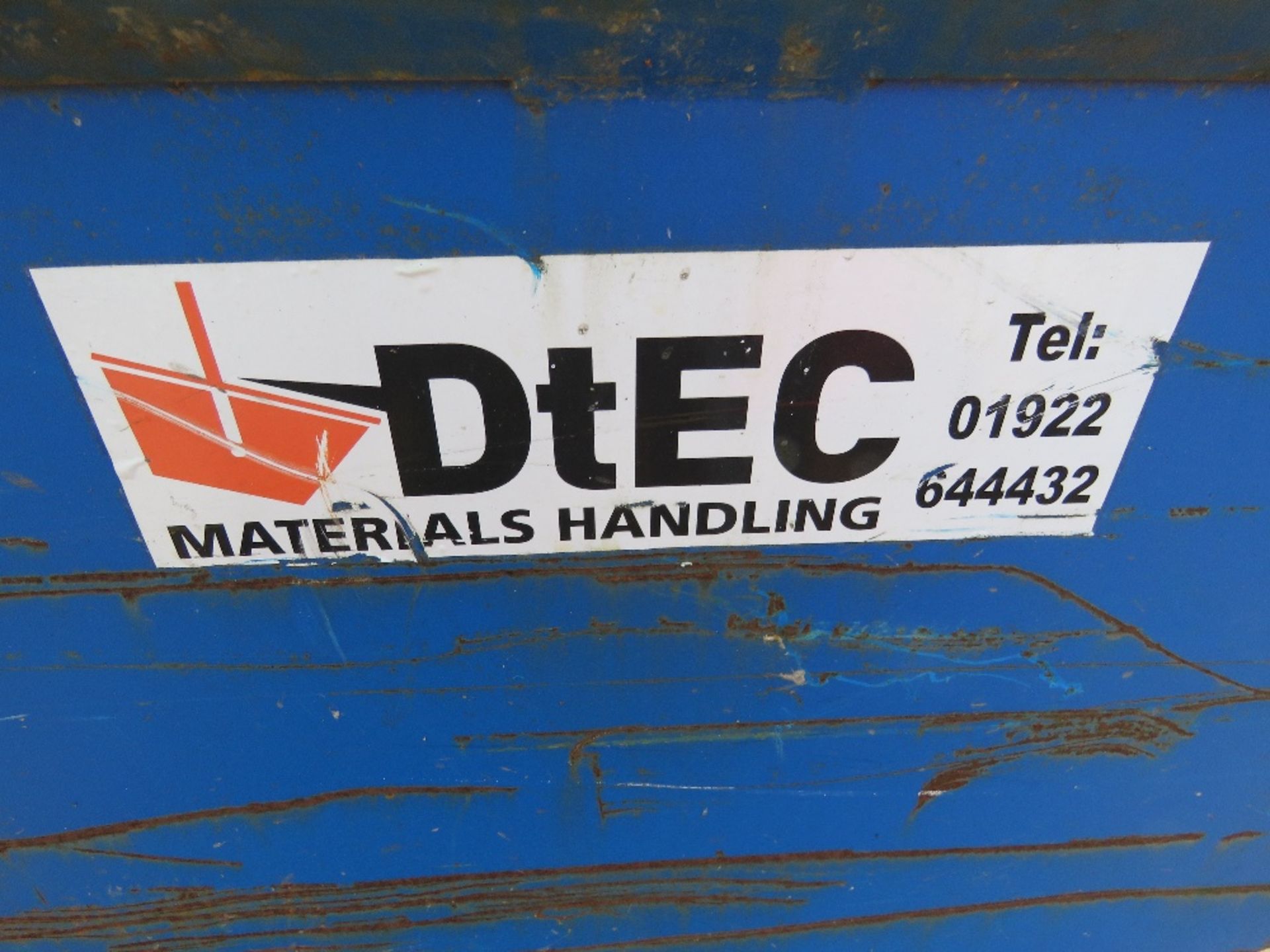 WHEELED FORKLIFT MOUNTED TIPPING SKIP, DtEC BRAND, ON WHEELS. LIGHT WEIGHT PREVIOUS USEAGE. - Image 6 of 6