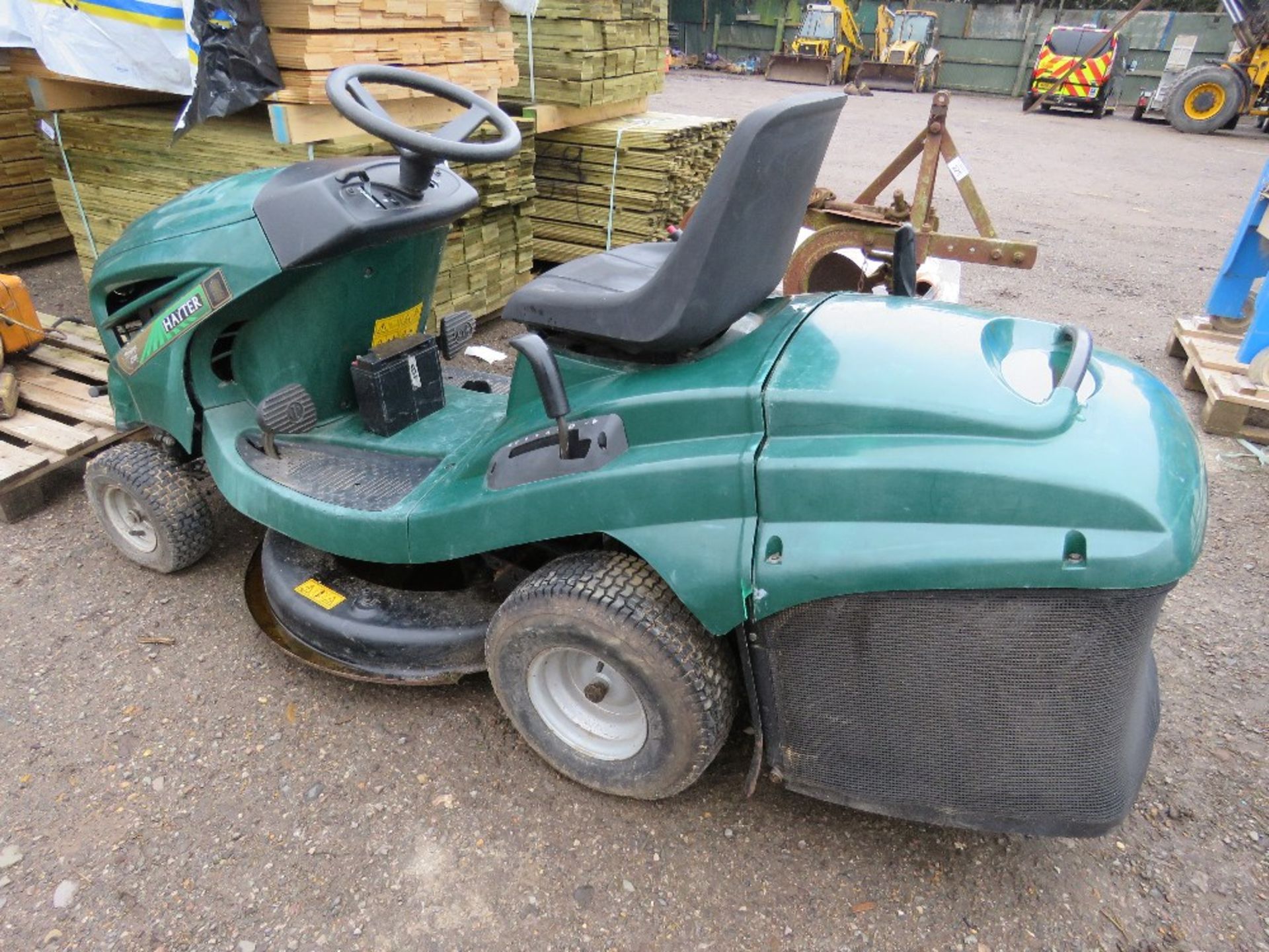 HAYTER HERITAGE RS82 RIDE ON HYDRO MOWER WITH COLLECTOR - Image 2 of 6