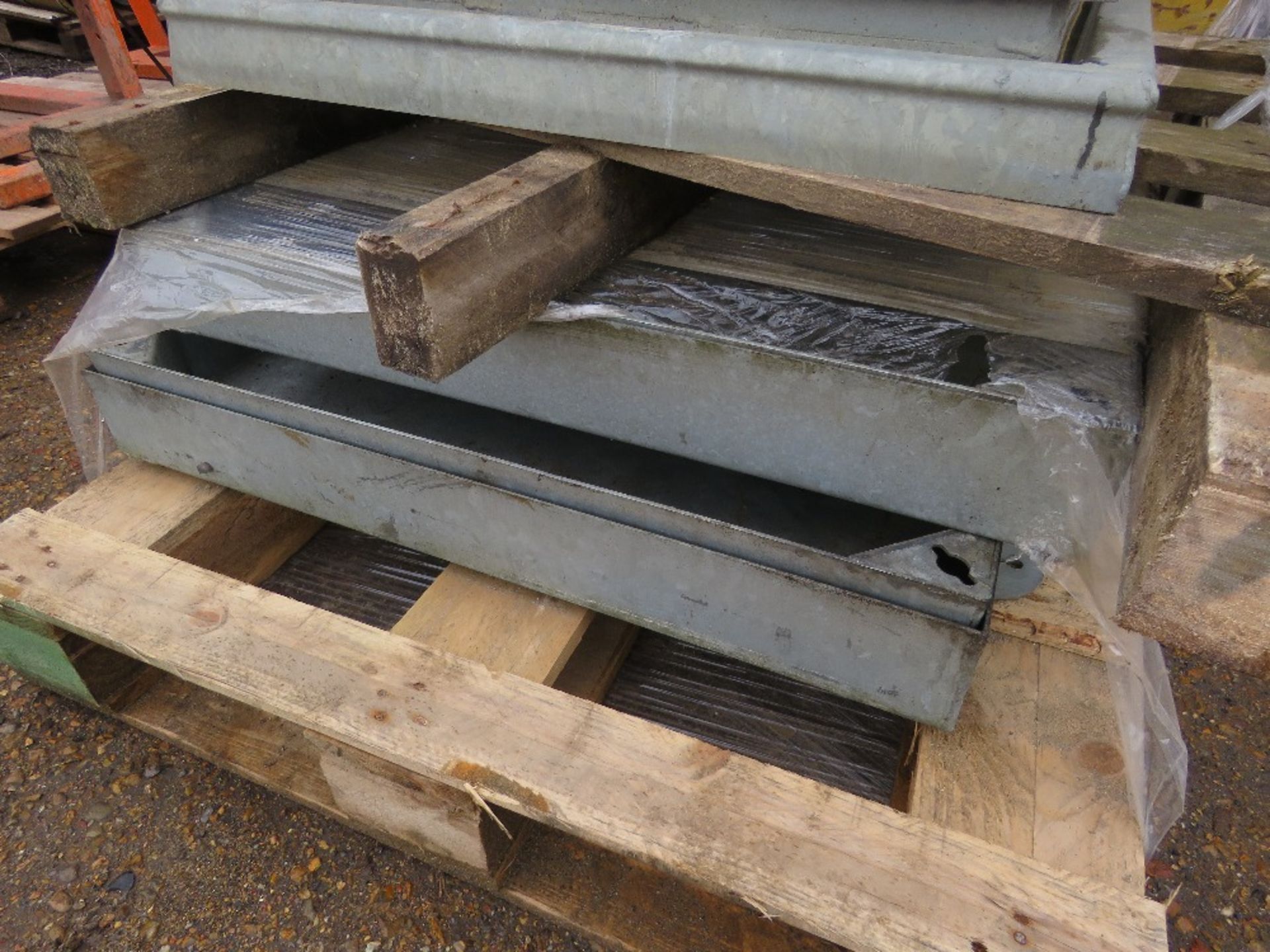 2 X PALLETS OF MANHOLE COVERS WITH SURROUNDS: 4 X GALVANISED 600X600X100 B125 UNITS PLUS 1 X 850X850 - Image 3 of 4