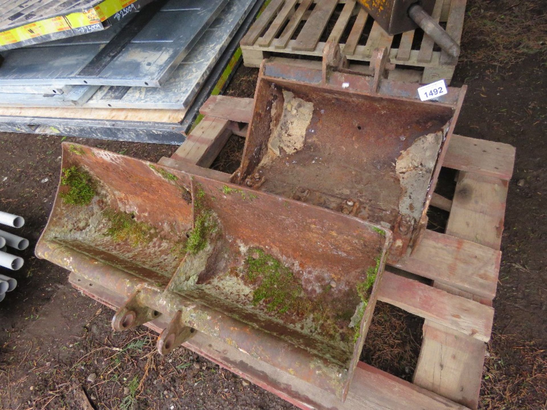 2NO MINI EXCAVATOR BUCKETS. THIS LOT IS SOLD UNDER THE AUCTIONEERS MARGIN SCHEME, THEREFORE NO VA