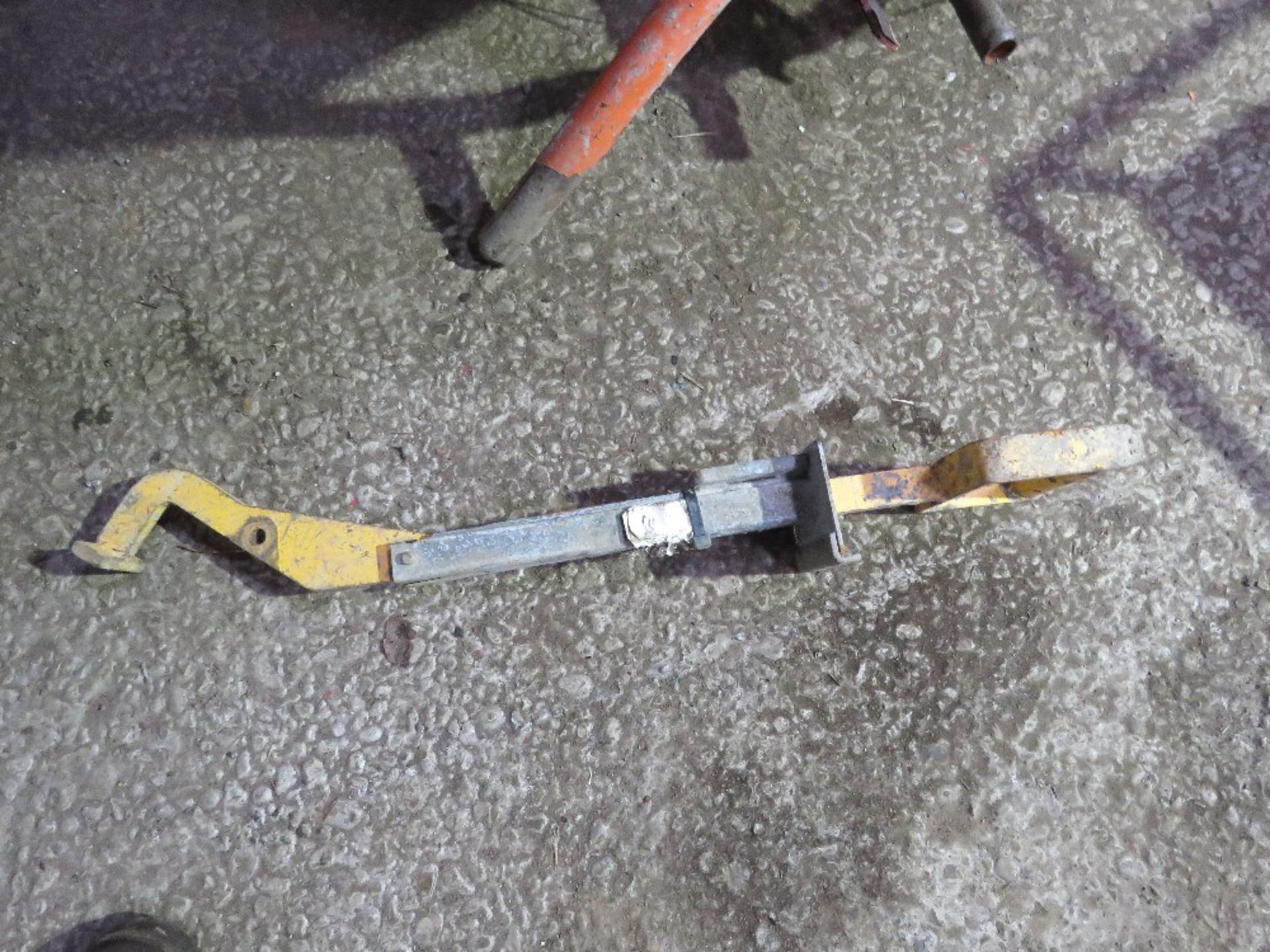 MANHOLE LIFTING TONGS. - Image 2 of 3